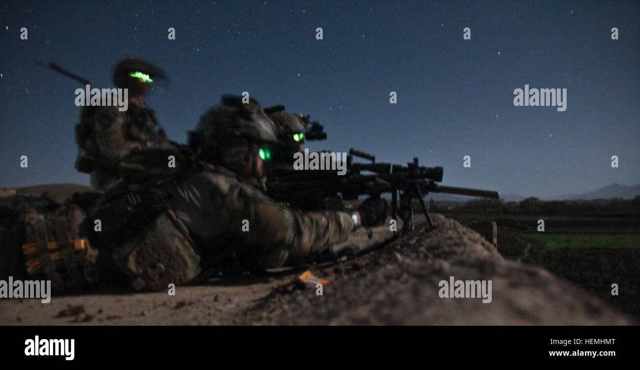 Coalizione di membri delle forze di sicurezza offrono una copertura per i compagni di squadra durante un'operazione che ha comportato il fermo di un leader talebani in pul-e 'Alam distretto, provincia di Logar, Afghanistan, Aprile 29, 2013. Il facilitator è stato responsabile per l'acquisizione e la distribuzione di armi in Afghanistan le forze nemiche in tutto pul-e 'Alam distretto. Egli è stato anche coinvolto in improvvisati dispositivo esplosivo, piccole armi e attacchi di mortaio contro la popolazione afghana e le forze della coalizione e condotte attività di ricognizione contro la coalizione di forze militari. (U.S. Esercito foto di Spc. Coty Kuhn) Operazione Enduring Freedom 130429-A-TF41 Foto Stock