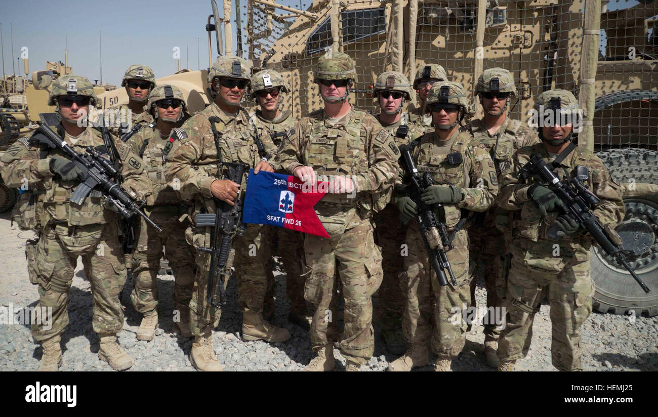 Stati Uniti Esercito la forza di sicurezza Advisory Team 21, 29 della brigata di fanteria combattere la squadra, Hawaii National Guard, formano insieme prima che la loro ultima missione per la riserva di Qalat Kandak in Qalat, Afghanistan, 6 maggio. SFAT 21 è composta di (da sinistra a destra): Sgt. 1. Classe Samuel Jelsma, Sgt. Bennett Sansone, il Mag. Concessione Maeshiro, comando Sgt. Il Mag. Craig Ynigues, 1Lt. Christopher Bretz, il Mag. Kevin Carbrey, CPT. Trevor Mastromarino, Sgt. 1. Classe Shane Teixeira, Sgt. Brandon Martin, Staff Sgt. David Rasquero e Chief Warrant Officer 3 Brian Sakai. (U.S. Esercito foto di Spc. Tim Morgan) Missione completa per Haw Foto Stock