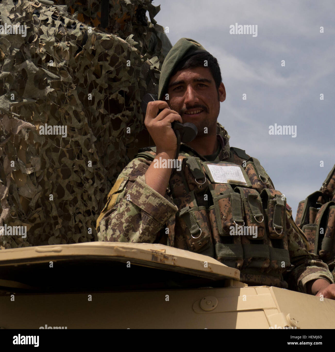 Un soldato con la seconda Mobile Strike Force, esercito nazionale afghano, comunica con il suo comandante oltre la radio nel corso di un esercizio gunnery svoltasi dal 2° Stormo, 1° reggimento di cavalleria, quarto Stryker Brigade Combat Team, seconda divisione di fanteria, e 5° Stormo, 7° reggimento di cavalleria, 1° Brigata corazzate contro la squadra, terza divisione di fanteria, combinata Task Force Raider, nella provincia di Zabul, Afghanistan, 9 maggio. Il gunnery sparare era parte di un combinato di armi fuoco vivo esercizio. (U.S. Esercito foto di Spc. Tim Morgan) bracci combinata live esercitazione antincendio per l'esercito afghano 130509-A-QA210-961 Foto Stock