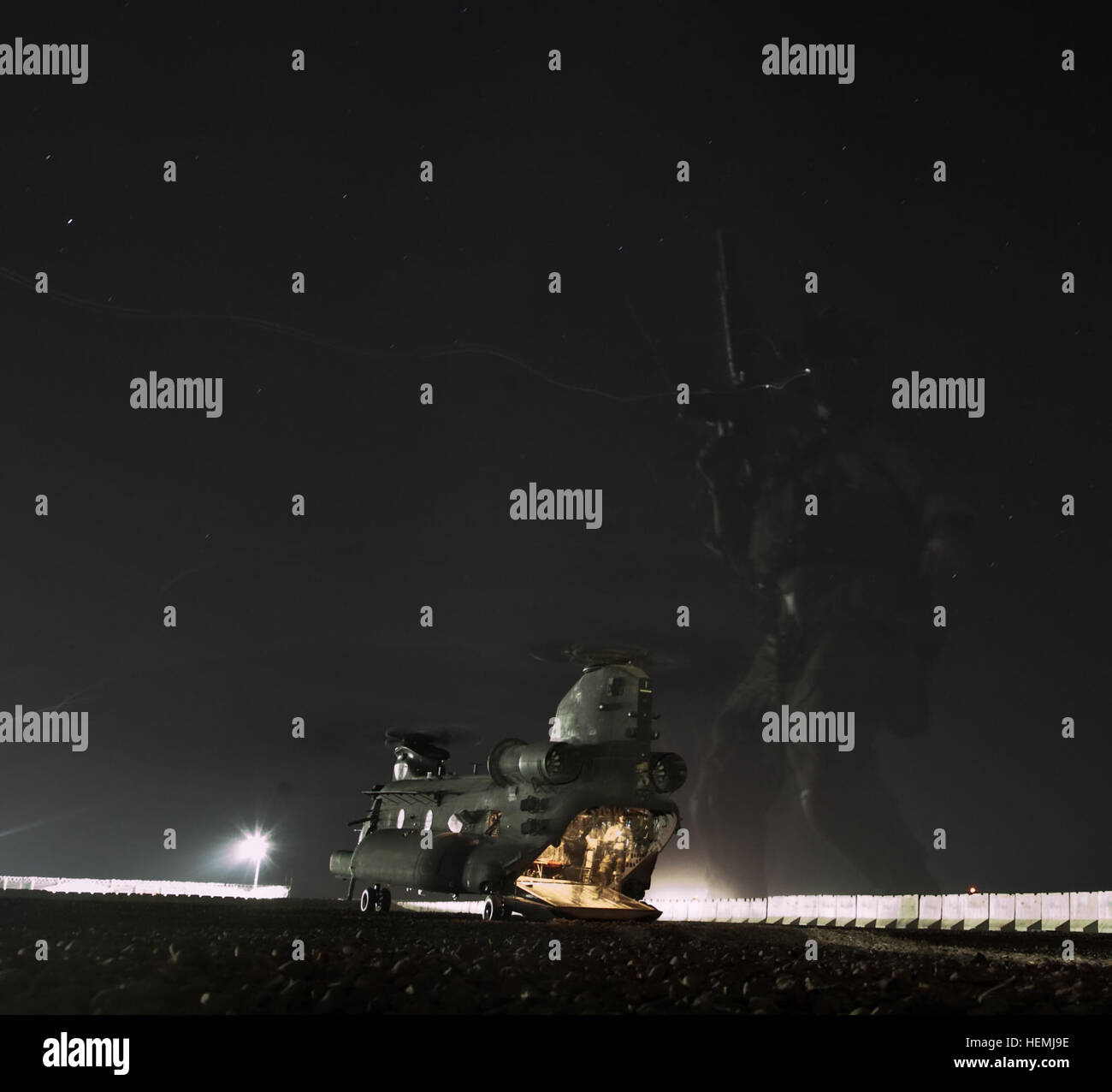 Una coalizione di forza di sicurezza gli stati si prepara a bordo di un CH-47 Chinook in avanti su una base operativa bastione, provincia di Helmand, Afghanistan, 11 maggio 2013. (U.S. Esercito foto di Sgt. Richard W. Pasini) operazioni di Helmand 130511-A-QU939-013 Foto Stock