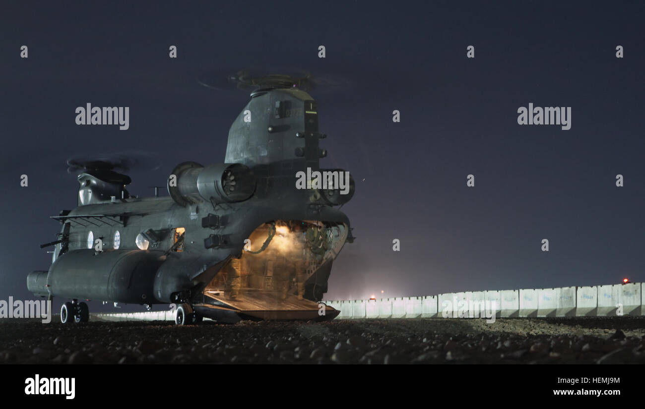 Coalizione di membri delle forze di sicurezza preparare a bordo di un CH-47 Chinook in avanti su una base operativa bastione, provincia di Helmand, Afghanistan, 11 maggio 2013. (U.S. Esercito foto di Sgt. Richard W. Pasini) operazioni di Helmand 130511-A-QU939-015 Foto Stock