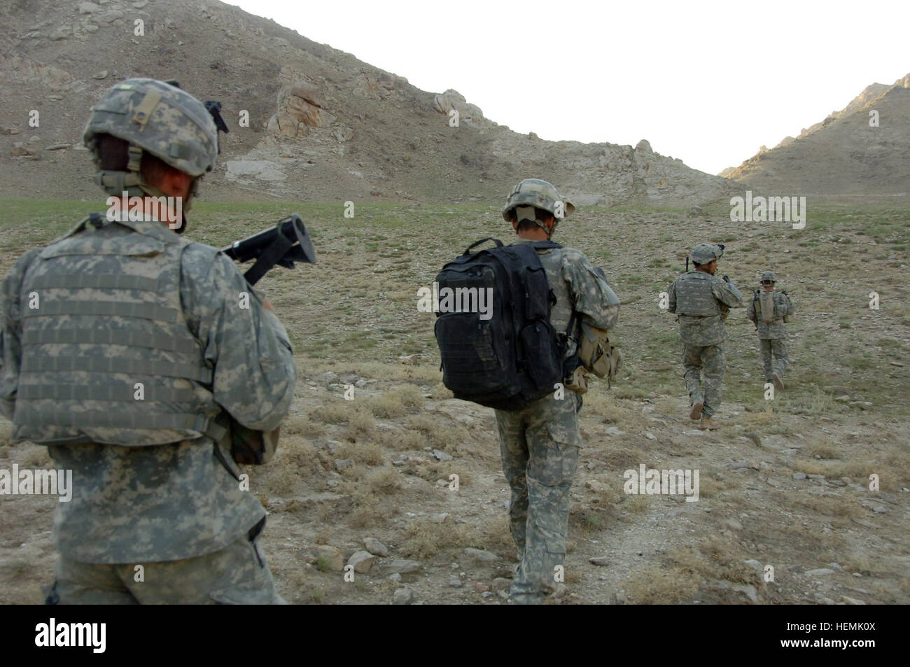 Il 17 agosto 2007, i soldati di F Company, 2° Battaglione, ottantaduesima Brigata aerea (Long Range Surveillance distacco), spostare tutto il terreno durante la pattuglia nei pressi del villaggio di Bodro, Afghanistan. (U.S. Foto dell'esercito da Staff Sgt. Michael L. Casteel) (rilasciato) Operazione Enduring Freedom 55596 Foto Stock