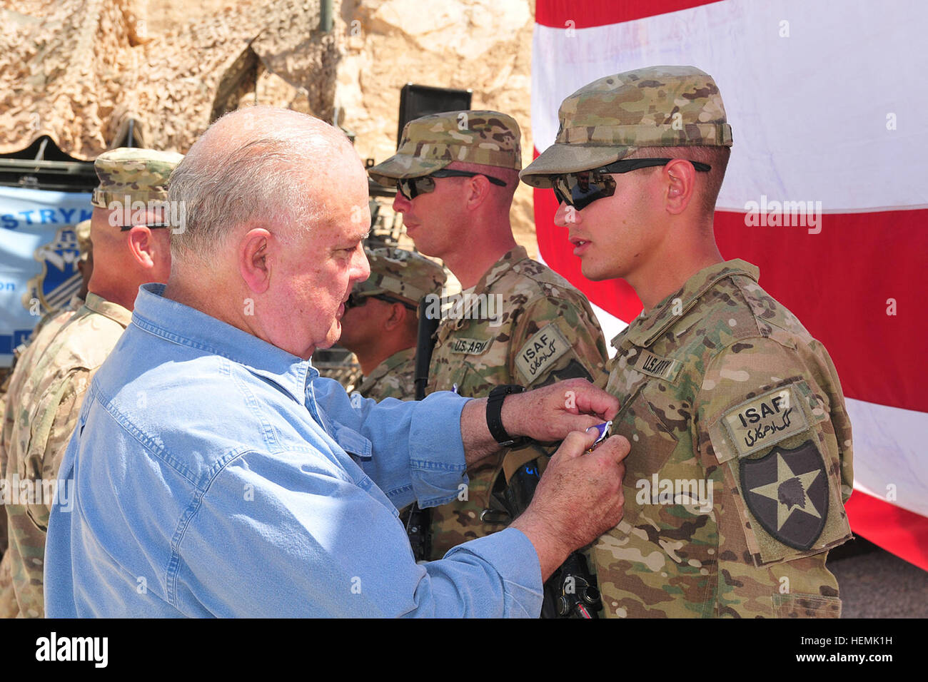 Sotto Segretario dell'esercito Dr. Joseph Westphal, sinistra, premi il cuore viola medaglia a U.S. Pfc dell'esercito. Steven Bergen, durante una cerimonia a inoltrare una base operativa Masum Ghar nella provincia di Kandahar, Afghanistan, 31 maggio 2013. Bergen, un fante con Charlie Company, 1° Battaglione, 38th Reggimento di Fanteria, combinata Task Force 4-2 (4° Stryker Brigade Combat Team, seconda divisione di fanteria), ha ricevuto la medaglia per le ferite subite durante il suo veicolo colpito una improvvisata dispositivo esplosivo, 11 maggio. (U.S. Esercito foto di Sgt. Kimberly Hackbarth/RILASCIATO) CTF 4-2 i soldati ricevano Purple Heart Medal da sotto Foto Stock