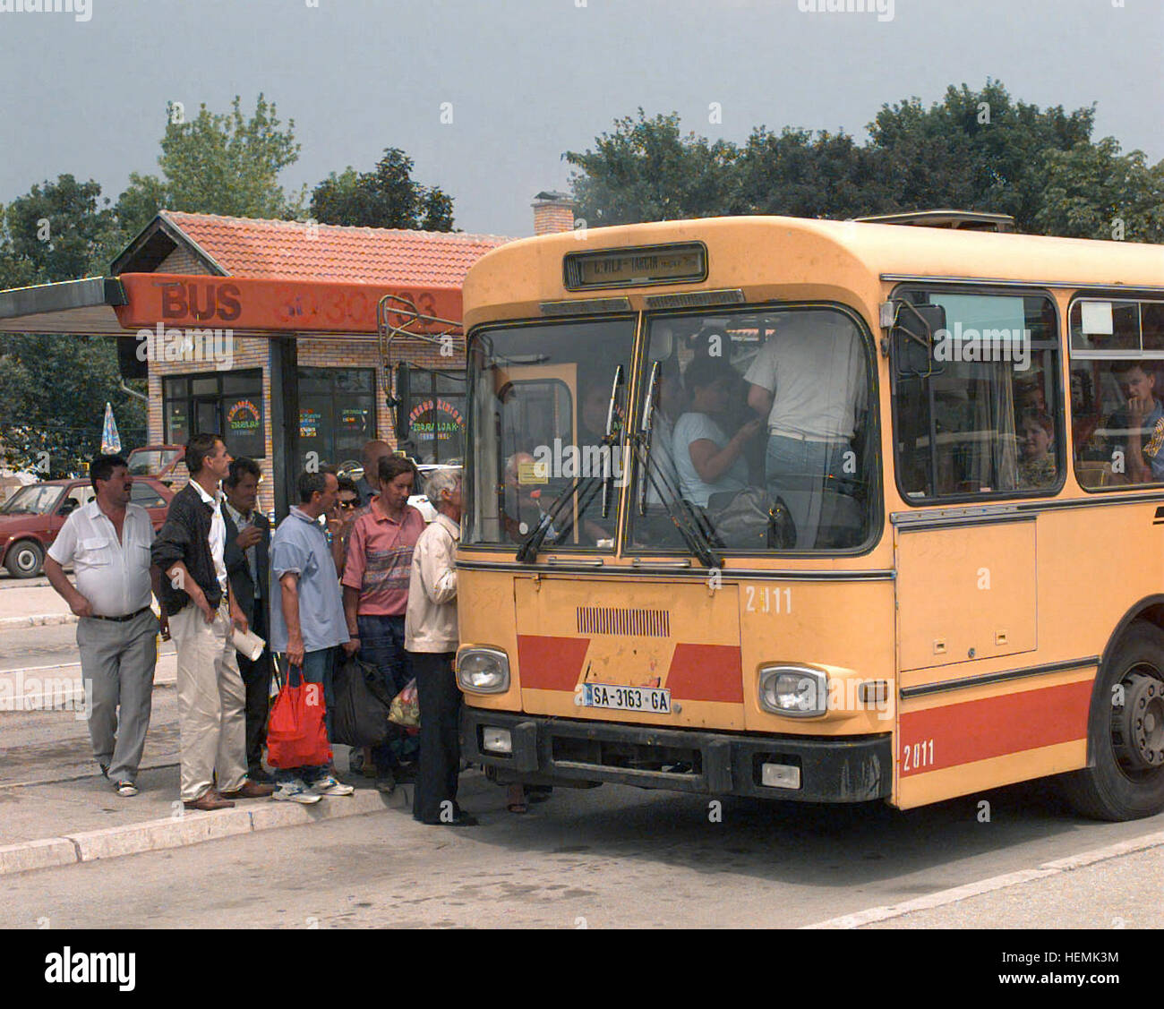 Passeggeri civili attendere a bordo di un bus di pendolari a Ilizia bus terminal in prossimità della Unità alleate di reazione rapida (sede principale), Sarajevo, Bosnia-Herzgovina. Ilizia bus terminal a Sarajevo (1996) Foto Stock