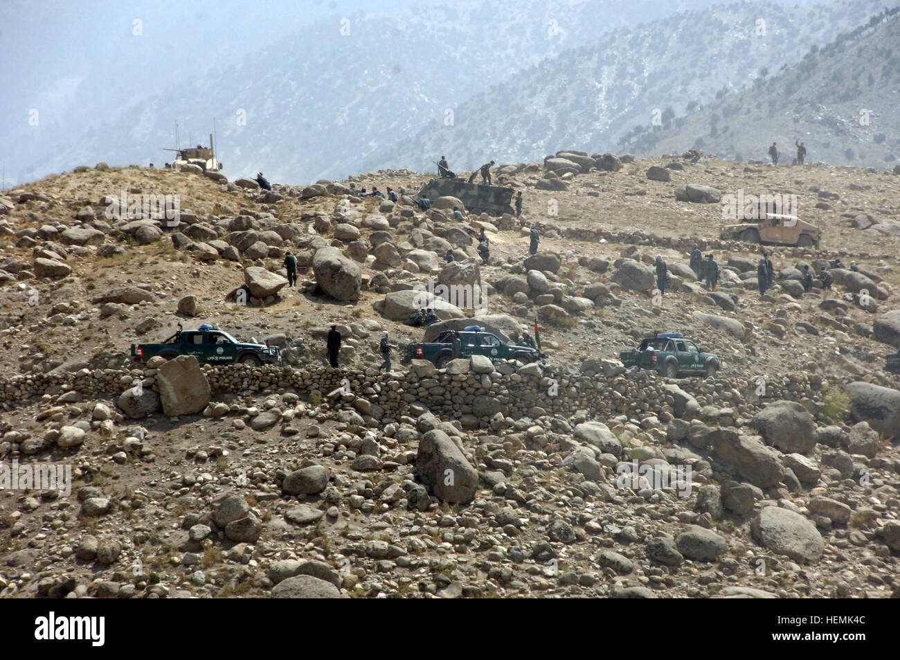 Esercito Nazionale Afghano Militari e Polizia sposta giù per la strada per la ricerca di eventuali forze dei talebani nei pressi del villaggio di Allah dire, Afghanistan, Agosto 21. Ottantaduesima Brigata Aerea fornisce la sicurezza in Allah dire 56027 Foto Stock