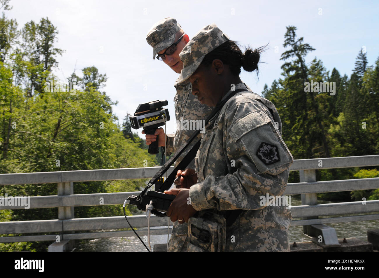 Gli ingegneri dell'esercito degli Stati Uniti del 14th Engineer Battalion si addestrano sul sistema di ricognizione e rilevamento digitale ENFIRE mentre raccolgono dati strutturali sul Nisqually River Bridge, praticando operazioni di rilevamento digitale il 5 giugno 2013. Foto Stock