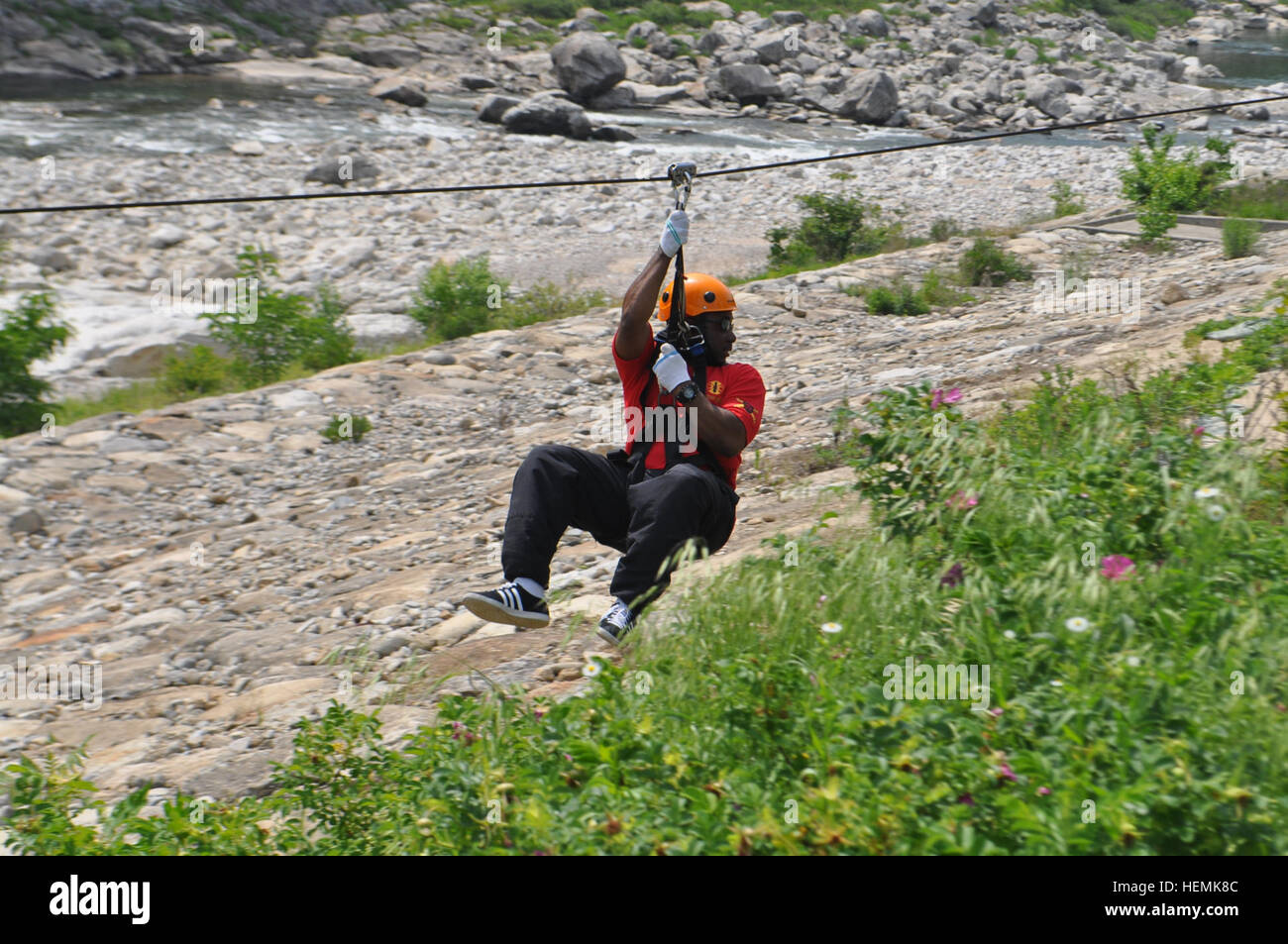 Stati Uniti Il personale dell'esercito Sgt. Patrick Fox, una brigata chimici, biologici, radiologici e nucleari assistant assegnato alla sede centrale e sede batteria, 210th incendi brigata, giostre zip line al gioco X Resort in Inje, Gangwon provincia, Corea del Sud, 7 giugno 2013. (U.S. Foto dell'esercito da Cpl. Han-Kim byeol/RILASCIATO) alleviare stress e ansia all'aperto 130607-A-WG463-092 Foto Stock