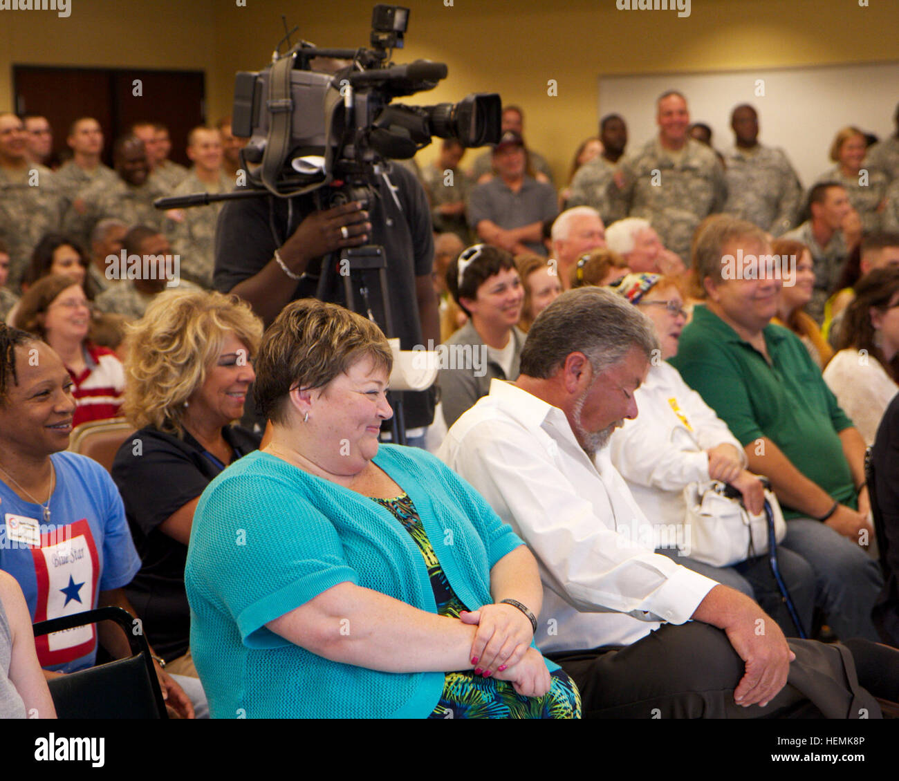 I genitori di Spc. Daniel Lucas Elliott, Patti e de, durante la cerimonia che commemorò e rinominato il Cary, N.C., Esercito centro di riserva in onore del loro figlio. Qui, SPC. Elliott del fratello, Brad, stava condividendo un divertente memoria del fratello quando i due sono stati i bambini. Spc. Elliott è stato ucciso in azione a Bassora, Iraq, luglio 15, 2011 mentre distribuito con il 805th MP Azienda. Un onore speciale per un soldato caduto, riserva di esercito centro dedicato 130608-A-IL912-077 Foto Stock