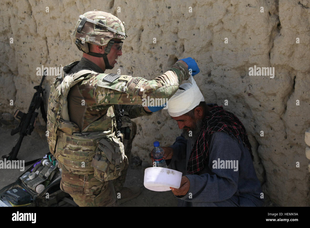 Stati Uniti Pfc dell'esercito. Issac D. scafo, un combattimento Medic con Whiskey Company, 2° Battaglione, 506th Reggimento di Fanteria, quarta brigata Team di combattimento, 101st Airborne Division, considera un abitante di un villaggio la ferita alla testa nel villaggio di Sara Kalay in provincia Khowst, Afghanistan, 10 giugno 2013. Il paesano chiesto forze di sicurezza nazionali afgane e U.S. Forze per assistenza nella medicazione un precedentemente acquisita ferita alla testa come hanno pattugliato attraverso il suo villaggio. (U.S. Esercito foto di Spc. Robert Porter/RILASCIATO) Khowst patrol 130610-A-CW939-107 Foto Stock