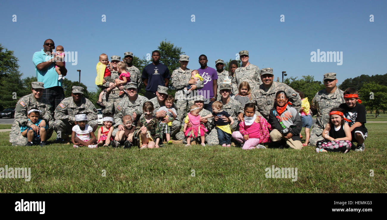 Stati Uniti I soldati dell esercito assegnato alla 55th Signal Company (lotta contro la telecamera) portare alle loro famiglie di lavorare su Fort George G. Meade, Md., 21 giugno 2013. I bambini partook in una serie di eventi come parte di portare i vostri bambini al giorno di lavoro. (U.S. Esercito foto di PFC. Dixie Rae Liwanag/ Rilasciato) di portare i vostri bambini al giorno di lavoro 130621-A-RU942-018 Foto Stock