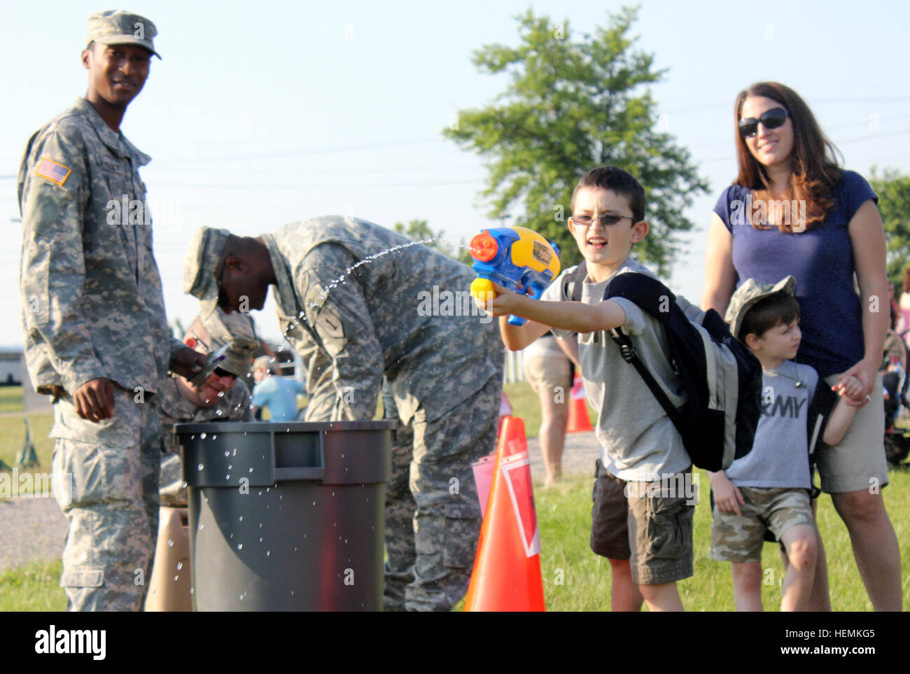 A nove anni Jack Gooding schizza acqua a un compagno di cavalleggeri in uno sforzo per simulare, per i bambini, per l'esercito le armi di gamma di qualificazione. La stazione era parte di un "bambini pur Ride' tenuto a Fort Knox, Ky., 21 giugno. Per i soldati lo sperone Ride è un antica tradizione che i soldati delle prove sia mentalmente e fisicamente in una varietà di esercito di attività correlate. Il childrens sperone ride incorporati tali attività in eventi correlati per le famiglie. (U.S. Foto dell'esercito da: Sgt. Thomas Duval, 3/1 Affari pubblici) cavalleria famiglie abbracciare la tradizione 130621-A-ESSERE343-010 Foto Stock