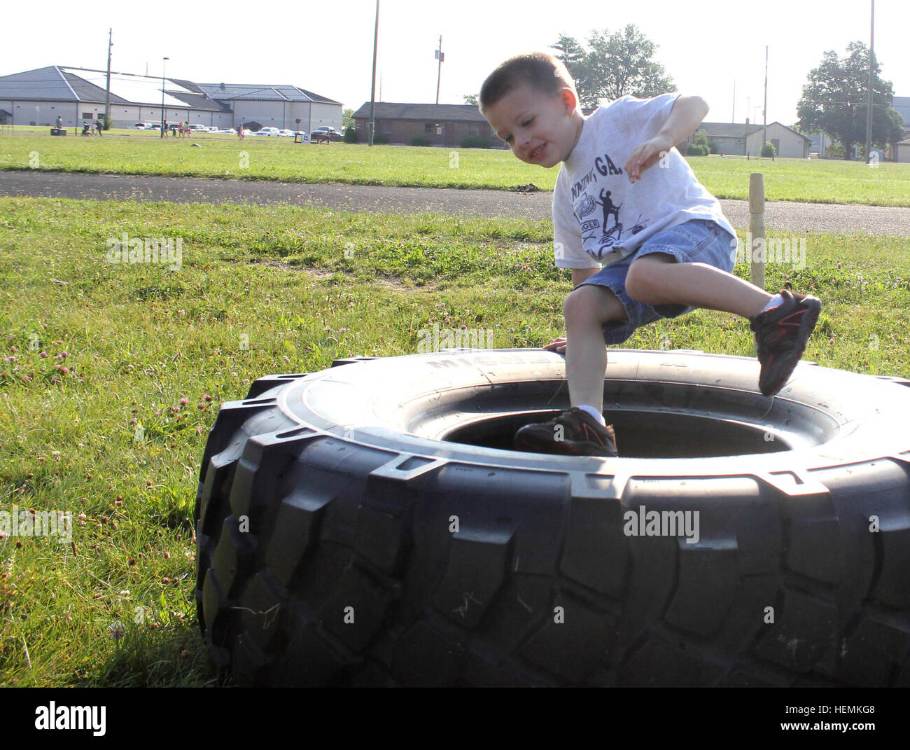 Tre-anno-vecchio Aiden naviga attraverso un percorso ad ostacoli durante il 6° Stormo, 4° reggimento di cavalleria, 3° della brigata di fanteria combattere del Team childrens sperone Ride evento tenutosi a Fort Knox, Ky., 21 giugno. Per i soldati lo sperone Ride è un antica tradizione che i soldati delle prove sia mentalmente e fisicamente in una varietà di esercito di attività correlate. Il childrens sperone ride incorporati tali attività in eventi correlati per le famiglie. (U.S. Foto dell'esercito da: Sgt. Thomas Duval, 3/1 Affari pubblici) cavalleria famiglie abbracciare la tradizione 130621-A-ESSERE343-009 Foto Stock