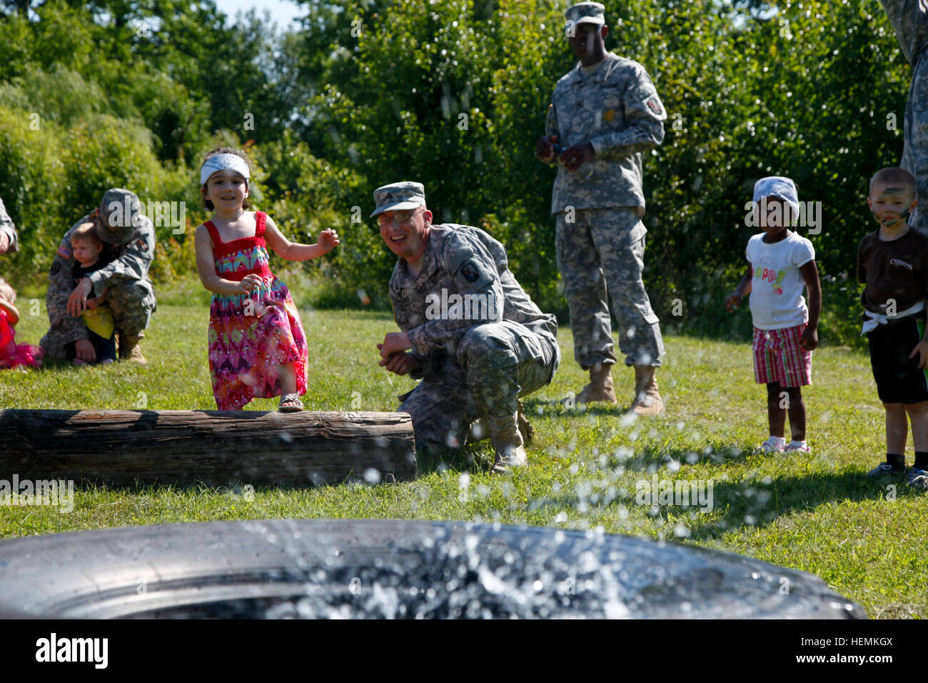 Stati Uniti Army Sgt. Stephen Schmitz, 55th Signal Company, incarica i bambini su come lanciare una granata "' acqua palloncino, durante il 'portare il vostro bambino al giorno di lavoro' sulla Fort George G. Meade, Md., 21 giugno 2013. I genitori sono stati invitati a portare i loro figli al lavoro in modo che i loro bambini possono ottenere una comprensione dei loro genitori' occupazione. (U.S. Esercito foto di PFC. Lisa Soy/ Rilasciato) di portare i vostri bambini al giorno di lavoro 130621-A-TR450-032 Foto Stock