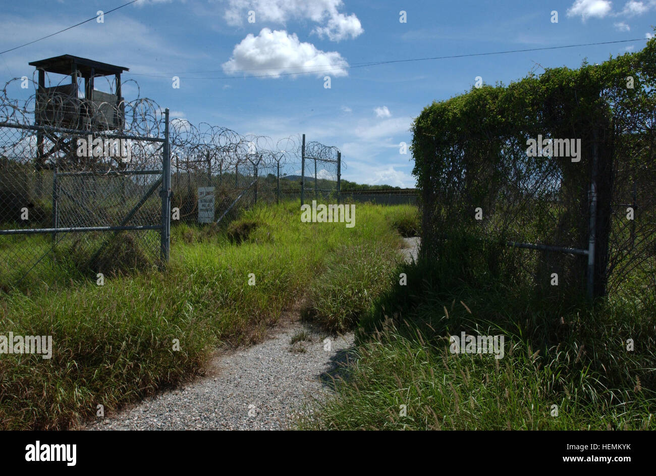 070830-A-8391C-004 Guantanamo Bay a Cuba - Foto di Camp X-Ray sally principale porta che non è stata utilizzata a partire dal mese di aprile 2002. Torri di Guardia erano stati utilizzati durante quel tempo dall esercito e Marine forze di guardia. Camp X-Ray era una parte della Joint Task Force Guantanamo e è stato utilizzato solo per quattro mesi mentre un più permanenti di detenzione stabilimento potrebbe essere costruito noto come Camp Delta. (Joint Task Force Guantanamo foto di esercito Capt. Kevin Cowan) Camp XRay Sally Port, circa 2007 Foto Stock