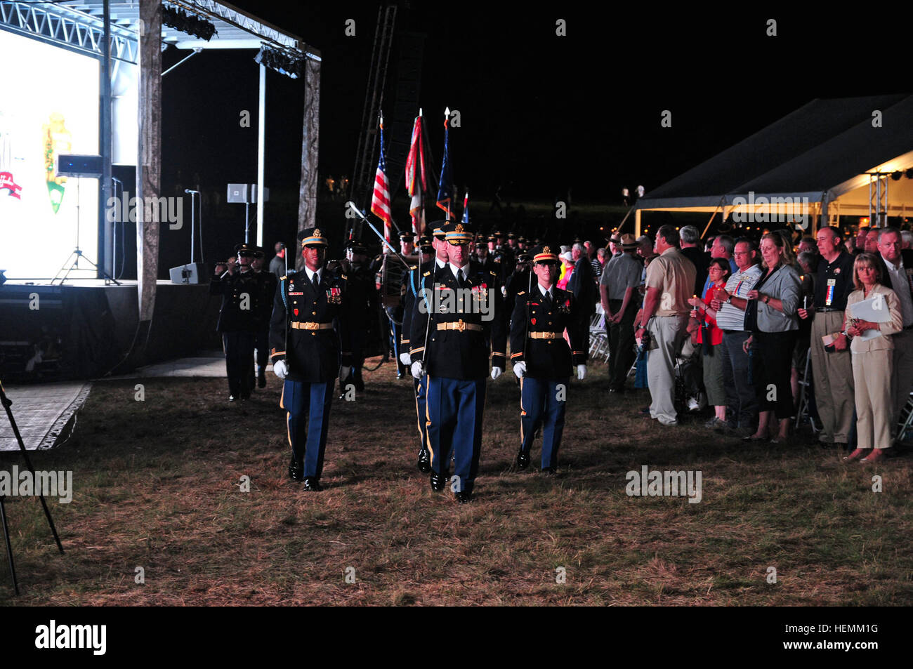 I soldati del 3d U.S. Reggimento di Fanteria (la vecchia guardia), portano a marzo verso una notte di veglia in onore del centocinquantesimo anniversario della battaglia di Gettysburg, 30 giugno, a Gettysburg e il Cimitero Nazionale di Gettysburg, Pa. La vecchia guardia ha viaggiato quasi 90 miglia per onorare il più di 51.000 unione e truppe Confederate che hanno perso la vita nei campi della piccola cittadina. (U.S. Foto dell'esercito da Staff Sgt. Luisito Brooks) Gettysburg centocinquantesimo anniversario commemorazione 130702-A-KF670-781 Foto Stock