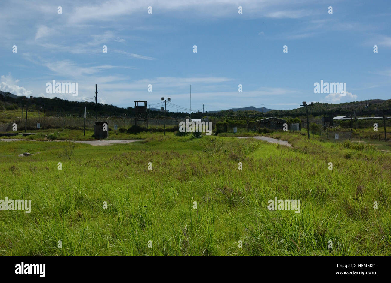 GUANTANAMO Bay a Cuba - Panoramica del al di fuori del campo raggi X. Camp X-Ray era una parte della Joint Task Force Guantanamo che non è stato usato a partire dal mese di aprile 2002. Camp X-Ray è stato utilizzato solo per quattro mesi mentre un più permanenti di detenzione stabilimento potrebbe essere costruito noto come Camp Delta. (Joint Task Force Guantanamo foto di esercito Capt. Kevin Cowan) ricoperta Camp XRay, Guantanamo, circa 2007 -g Foto Stock