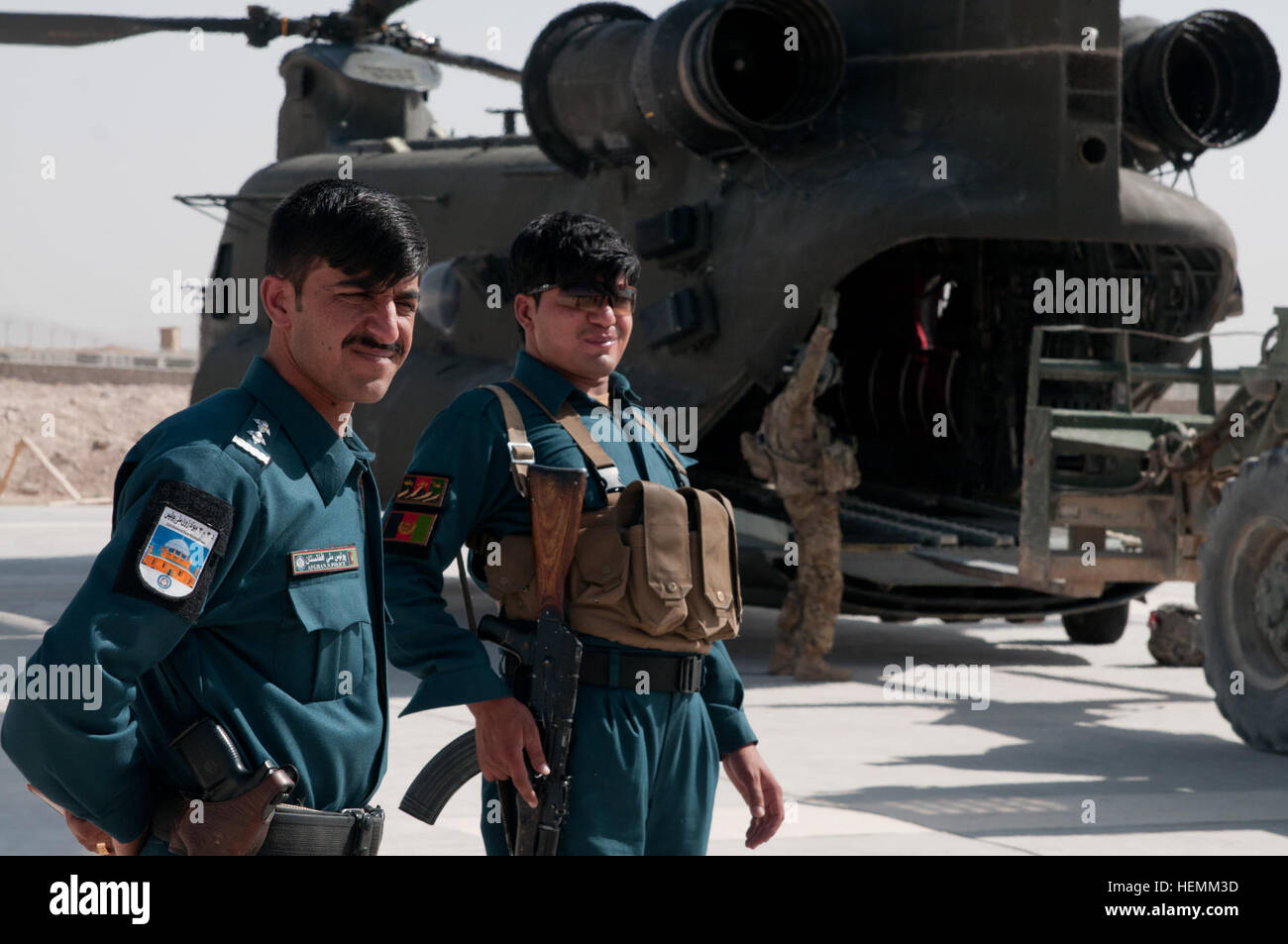 Noorullah Staniczai, Polizia nazionale afgana, sovrintende la rimozione di elettore afgano-carta di registrazione da un U.S. Esercito CH-47 elicottero Chinook a Camp Eagle nella provincia di Zabul, Afghanistan luglio 6, 2013. L'elettore-carte di registrazione verrà distribuito ai cittadini afghani nella provincia di Zabul in preparazione per il 2014 Afghanistan elezioni nazionali. (U.S. Esercito foto di Sgt. Tim Morgan/RILASCIATO) provincia di Zabul si prepara per elezione 130706-A-QA210-063 Foto Stock