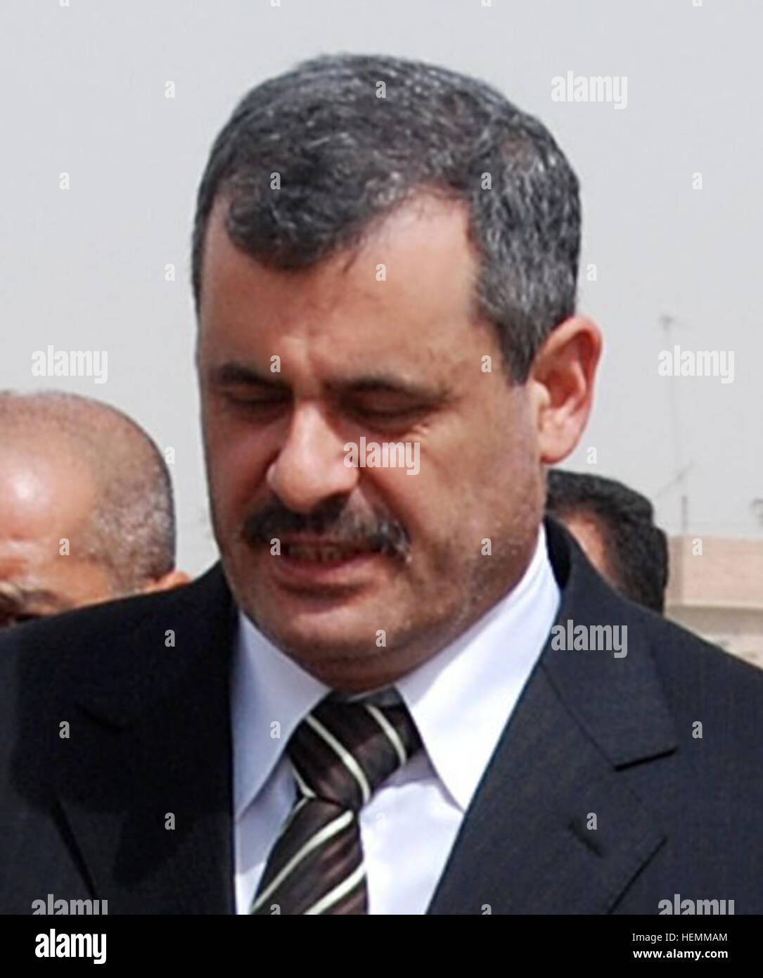 Da destra, Sheikh Abd al Satar Abu Resha, fondatore della Anbar risveglio movimento, ministro iracheno di Stato per la Sicurezza Nazionale Shirwan Al-Wa'ili e vice primo ministro iracheno Barham Saleh parlare nel centro di Ramadi prima dell'inizio del secondo Forum di Anbar in Iraq sett. 6, 2007. La manifestazione ha riunito esponenti del governo iracheno e le forze della coalizione per discutere le strategie per migliorare il commercio e le infrastrutture, nonché i modi per rafforzare la cooperazione tra l'Iraq e governo centrale e Anbar del governo provinciale. (U.S. Foto dell'esercito da Staff Sgt. Curt Cashour) (rilasciato) Foto Stock