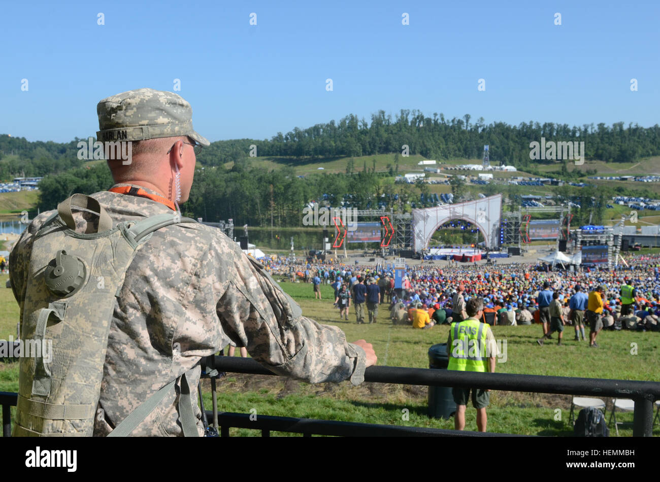 Stati Uniti Army Sgt. Jonathan Harlan, un medic con il 690th azienda medica, XIV Combat Support Hospital, fornisce la stretta osservazione medica a sostegno del National scout jamboree, al Vertice Bechtel Riserva nel Mt. La speranza, W. Va., 16 luglio 2013. (U.S. Esercito foto di Sgt. William White/RILASCIATO) 2013 National Scout Jamboree 130716-A-QD273-005 Foto Stock