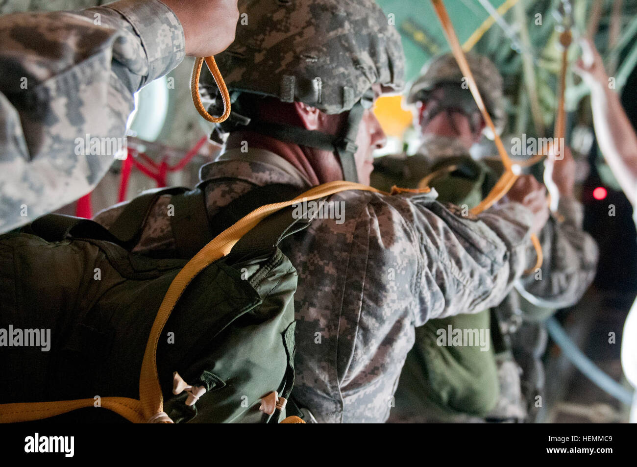 Stati Uniti Soldati con la 421st Quartermaster Company, 143supporto comando (Expeditionary), prepararsi a saltare da un C-130 Hercules cargo aereo durante la formazione annuale su Camp Santiago manovra comune centro di addestramento di Salinas, Puerto Rico, 17 luglio 2013. Il Fort Valley, Ga., basato su unità rigger effettuato tre settimane di esercizi, che comprendeva personale, attrezzature e airdrops del veicolo in corrispondenza di molteplici posizioni attraverso Puerto Rico. (U.S. Foto dell'esercito da Staff Sgt. Cooper T. contanti/RILASCIATO) 421st Quartermaster Company riggers drop in Puerto Rico 130717-A-IK997-116 Foto Stock