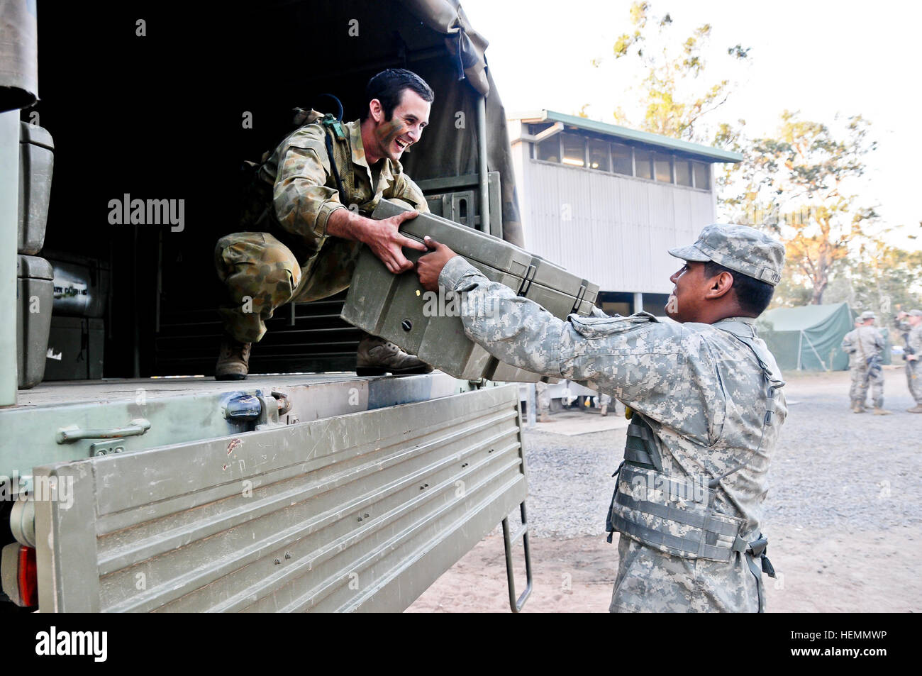 Stati Uniti Army Spc. Tommy Wilson, destra, con società di Echo, 1° Battaglione, 501Reggimento di Fanteria, quarta brigata di fanteria combattere Team (airborne), XXV divisione di fanteria, riceve un contenitore di cibo caldo dal Royal Australian Army Pvt. Andy McKendrock, con il 5° Reggimento di aviazione, durante il talismano di Saber 2013 a Shoalwater Bay Area Formazione, Queensland, Australia, 25 luglio 2013. Talismano Saber è un combinato di esercizio biennale tra gli Stati Uniti e le forze armate australiane progettato per migliorare entrambe le nazioni la loro capacità di rispondere alle emergenze regionali. (U.S. Esercito foto di Sgt. Eric-James Estrada/rilasciato) Foto Stock