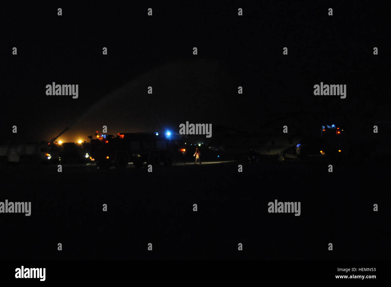 I vigili del fuoco dalla American e il tedesco dei vigili del fuoco a Mazar e Sharif Airfield spara acqua ad una masterizzazione simulata CH-47 elicottero Chinook durante il fuoco/crash praticare la formazione Luglio 30. Il corso di formazione promosso il processo di familiarizzazione degli aeromobili e la cooperazione tra i due dipartimenti che si trovano sulle estremità opposte dell'aerodromo. Task Force guerriero di ferro, un Pennsylvania National Guard unità battenti con decimo CABINA/TF Falcon, purché i velivoli e gli equipaggi per la formazione. (Foto di Staff Sgt. Todd Pouliot, decimo combattere la Brigata Aerea) TF guerriero di ferro ospita crash-formazione antincendio 130729-A-TP123-0 Foto Stock