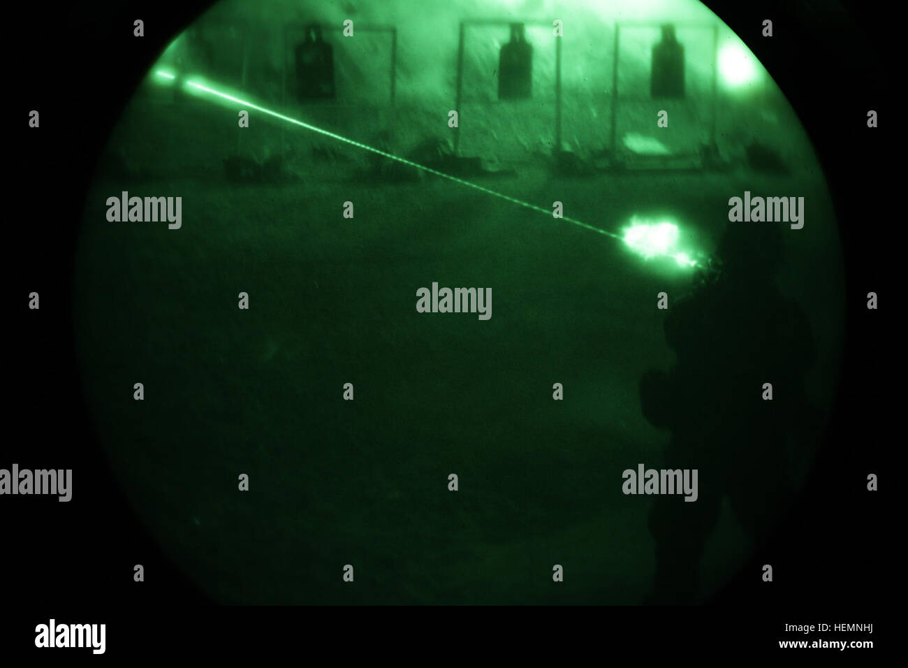 Un soldato nordamericano con Delta Company, 1° Battaglione, quinto reggimento di cavalleria (D 1-5), 2° Brigata Team di combattimento, 1° Divisione di cavalleria, conduce close quarters precisione di tiro della formazione a Firebase Maholic, Bagram Air Field, Parwan provincia, Afghanistan, 11 Agosto, 2013. D 1-5 condotta CQM a sostegno dell'Operazione Enduring Freedom. (U.S. Esercito foto di Spc. Alexander Naylor/RILASCIATO) D 1-5 Close Quarters precisione di tiro 130811 formazione-A-KP730-557 Foto Stock