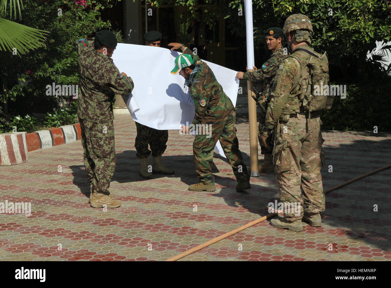 Esercito Nazionale Afghano soldati con la 201st Corps, Roll up mappe a governatori provinciali house, Laghman provincia, Afghanistan, 15 agosto 2013. Le mappe saranno utilizzati in un tasto innesto leader per mostrare dove i nemici dell'Afghanistan sono stati hiding out (U.S. Esercito foto di Spc. Edward Bates/RILASCIATO) 4-10 Montagna, 3-89 Bravo batteria KLE 130815-A-OC230-032 Foto Stock