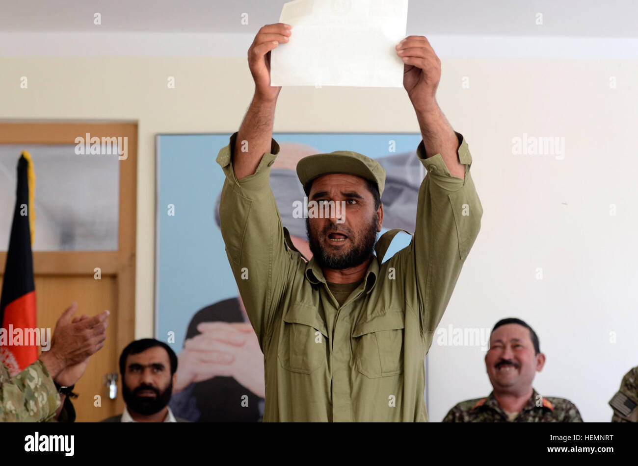 Un afghano di Polizia Locale laureato visualizza il diploma dopo una cerimonia 15 agosto 2013, presso il distretto di Musahi centro in provincia di Kabul. Musahi Governatore Distrettuale Qazi Suliman e il tenente Col. Abdul Sabor, Distretto di Musahi capo di polizia, ha presentato i laureati con i loro certificati di completamento. (U.S. Foto dell'esercito da Staff Sgt. Opal Vaughn, Combined Joint Special Operations Task Force - Afghanistan) ALP graduazione 130815-A-MM054-227 Foto Stock