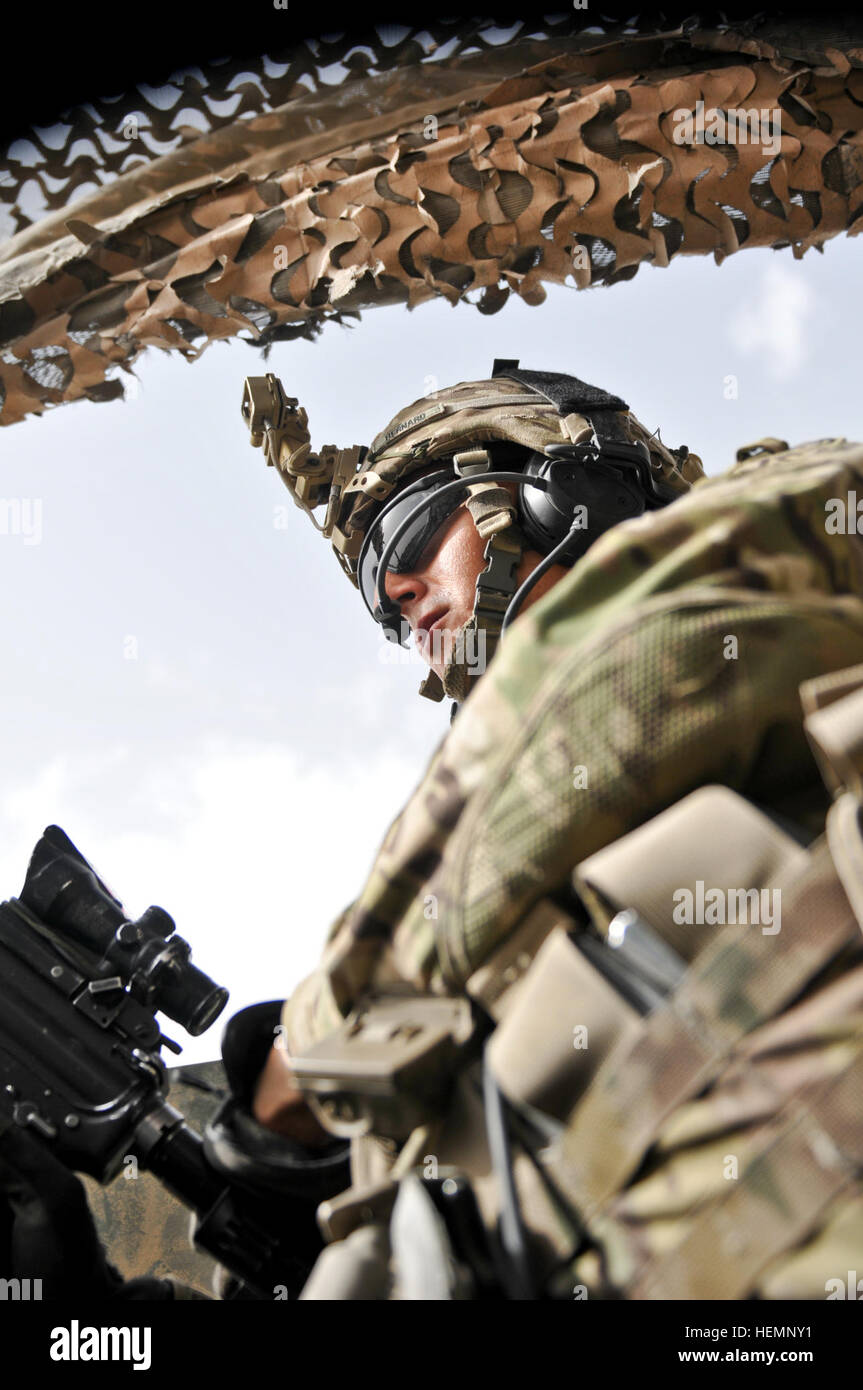 Stati Uniti Army Sgt. Bernard Gordie con lo squadrone B (Bull truppa), 1° Stormo, combinata Task Force, Dragoon fornisce la sicurezza durante un convoglio attraverso il portello di un veicolo Stryker, Agosto 16, 2013 a inoltrare una base operativa Zangabad, Afghanistan. Bernard e il suo plotone condotto il convoglio per eseguire operazioni di gamma. (U.S. Esercito Foto di Spc. Joshua Edwards) Sicurezza 130816-A-ZR192-257 Foto Stock