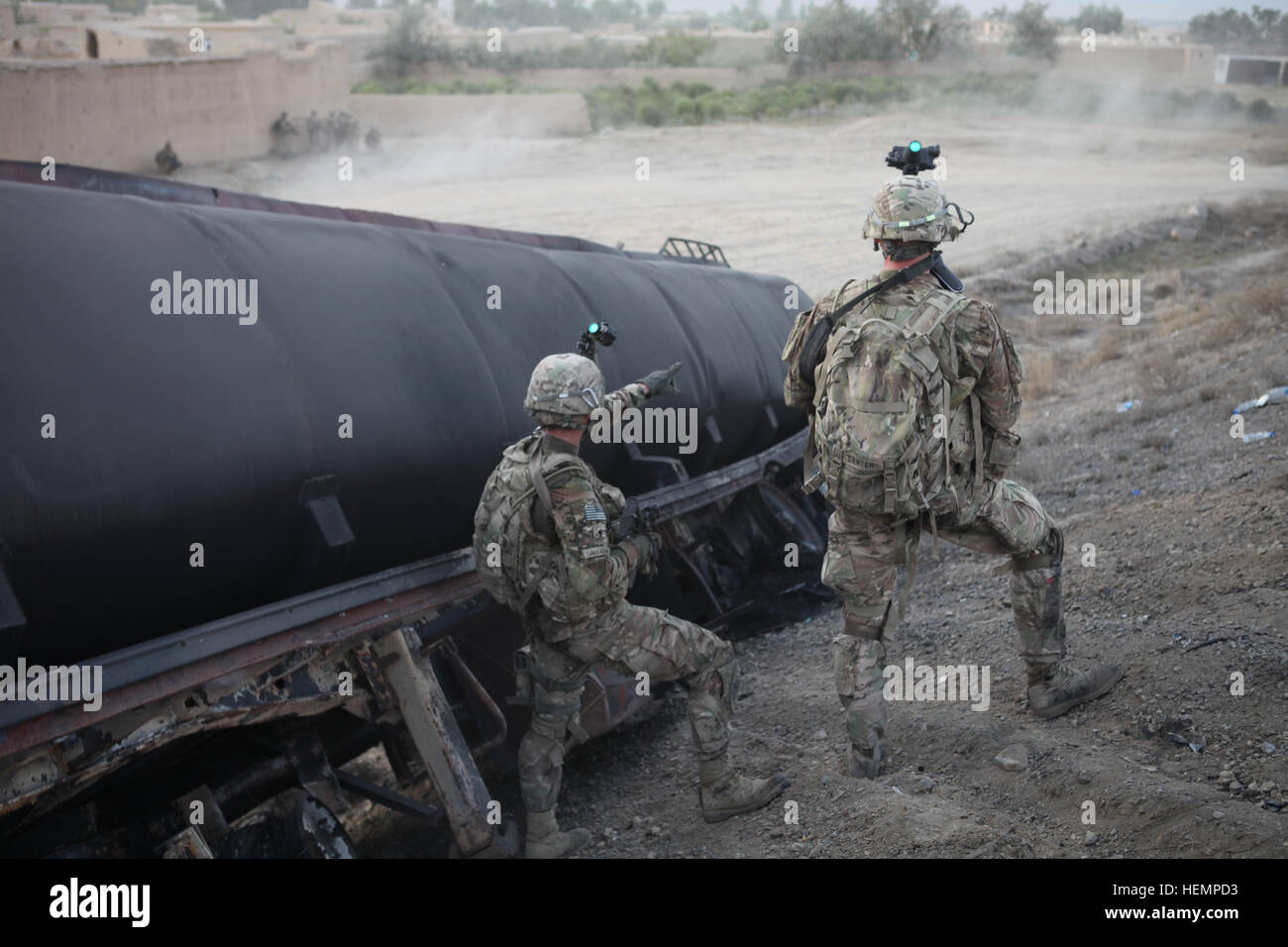 Stati Uniti Soldati con la società B, 1° Battaglione, quinto reggimento di cavalleria, 2° Brigata Team di combattimento, 1° Divisione di cavalleria, reagiscono a fuoco diretto durante una pattuglia smontati in Salar, provincia di Wardak, Afghanistan, il 30 agosto 2013. L'unità stava conducendo le operazioni lungo l'autostrada uno, che è una delle principali rotte commerciali in Afghanistan ed è mirato da parte di estremisti e criminali come un mezzo di disgregare la popolazione e alla raccolta di fondi per finanziare attività terroristiche. (U.S. Esercito foto di Spc. Alexander Naylor/ Rilasciato) Bravo Company 1-5 operazioni lungo l'autostrada uno 130830-A-KP730-258 Foto Stock