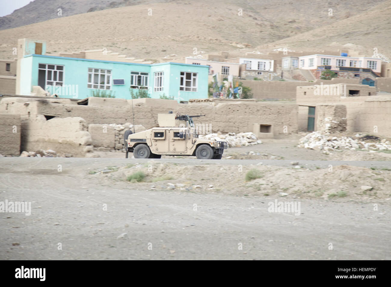 3° Kandak, esercito nazionale afghano soldati, il convoglio all autostrada a due e il passato di afghani di Polizia Militare di osservazione il punto di controllo nella fanciulla Shar, Sett. 1, 2013. Come le forze degli Stati Uniti la transizione in un consigliare e assistere il ruolo più forze afghane pattugliano autostrada due. (U.S. Foto dell'esercito da Staff Sgt. Rachel M. Copeland / rilasciato) Apache scudo 130901-A-WS742-041 Foto Stock