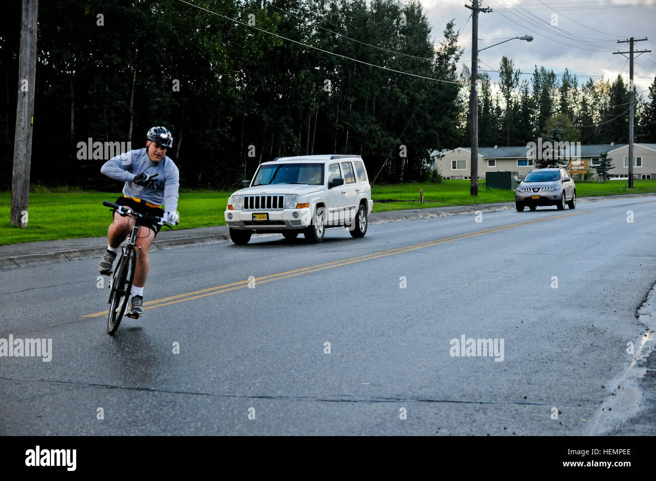 Stati Uniti Army Sgt. 1. Classe Jackie riso con sede società, quarta brigata di fanteria combattere Team (airborne), XXV divisione di fanteria, attraversa la linea di arrivo dopo il completamento di un 17-Mile bike race per iniziare Sparta settimana qui a base comune Elmendorf-Richardson, Alaska, Sett. 3, 2013. Sparta Week è un evento di giro di attività come il softball e migliore Jump Master della concorrenza e un divertimento per tutta la famiglia giorno e barbecue questo giovedì in buckner fisica Centro Fitness. (Dipartimento della Difesa foto di U.S. Army Sgt. Eric-James Estrada) Sparta settimana 2013 130903-A-ZD229-785 Foto Stock