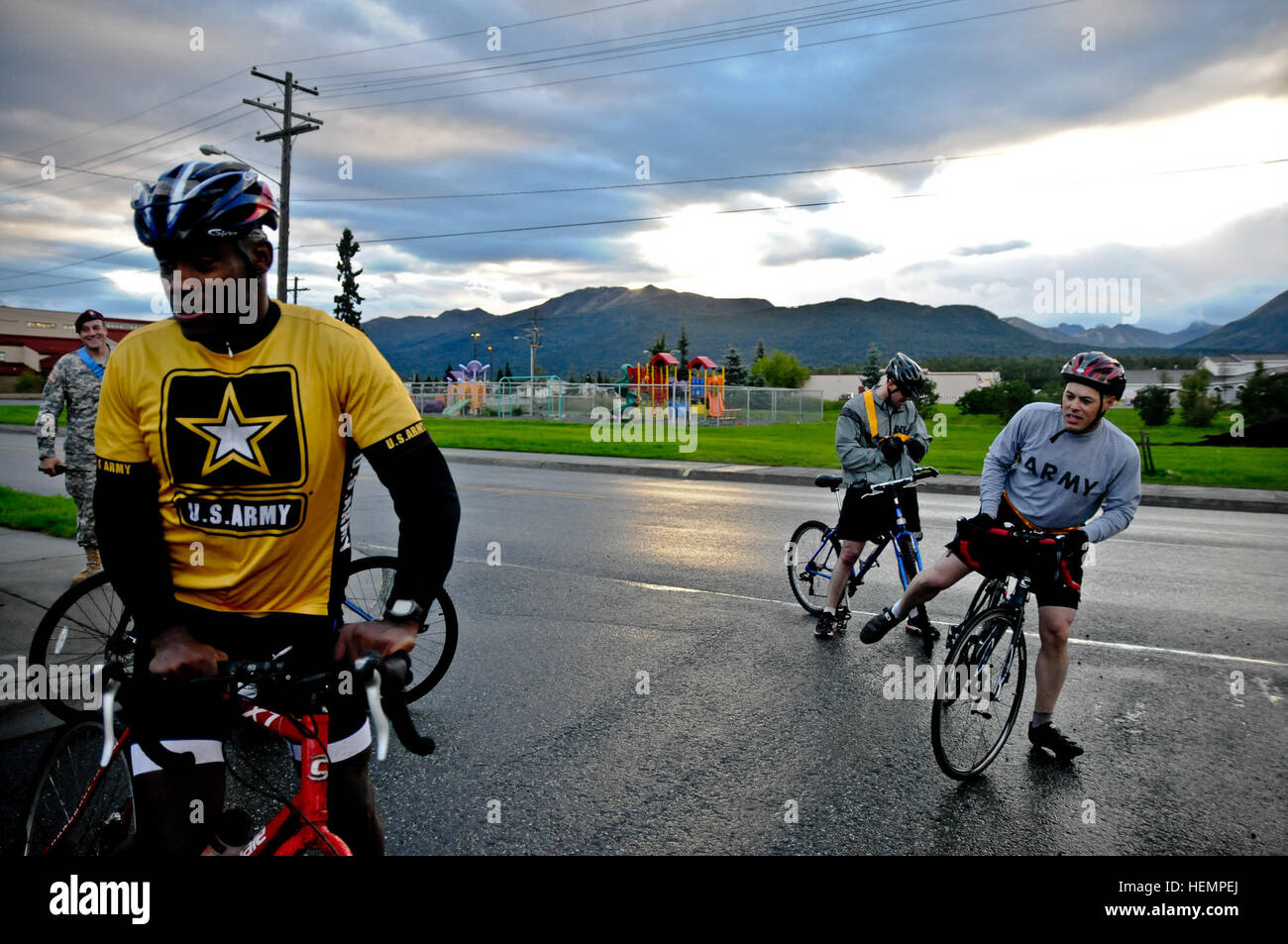 Spartan paracadutisti con la quarta brigata di fanteria combattere Team (airborne), XXV divisione di fanteria, attraversa la linea di arrivo dopo il completamento di un 17-Mile bike race per iniziare Sparta settimana qui a base comune Elmendorf-Richardson, Alaska, Sett. 3, 2013. Sparta Week è un evento di giro di attività come il softball e migliore Jump Master della concorrenza e un divertimento per tutta la famiglia giorno e barbecue questo giovedì in buckner fisica Centro Fitness. (Dipartimento della Difesa foto di U.S. Army Sgt. Eric-James Estrada) Sparta settimana 2013 130903-A-ZD229-955 Foto Stock