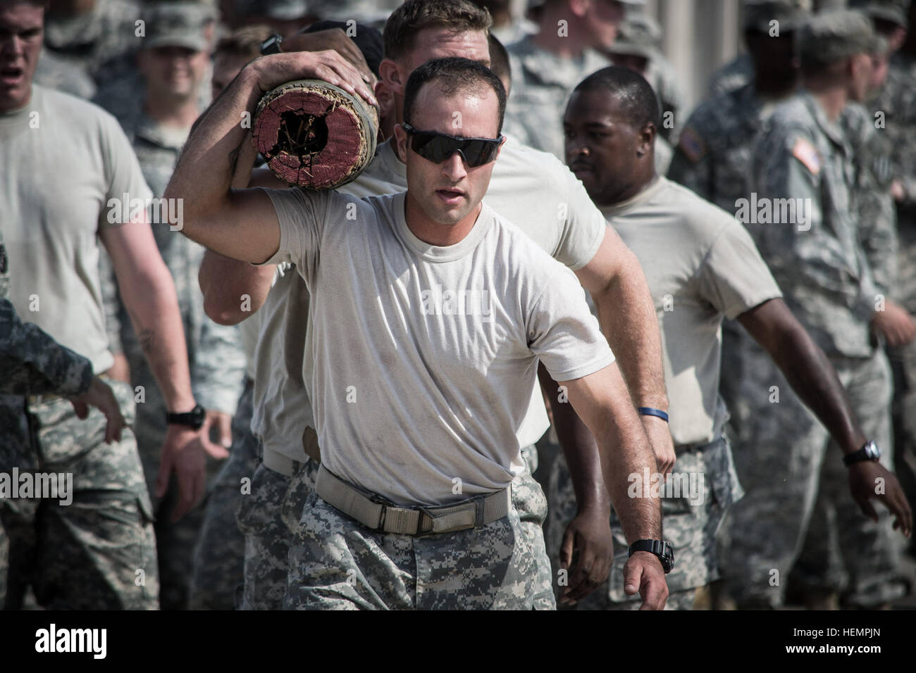 I soldati della sede e Sede Società, 1° Battaglione, 64th Armor reggimento 'Deserto Rogues,' 2° Brigata corazzate contro la squadra, terza divisione di fanteria, trasportare un log durante il loro comando Sergente Maggiore Crossfit Challenge, qui, Sett. 6. Il CSM sfida era solo una parte del Deserto Rouges " Commander's Cup programma, un concorso permanente istituito dal Lt. Col. Sean Kuester, commander, 1-64th AR, che è destinato a incrementare esprit de core e morale, nonché visualizzare il spirito guerriero del soldato americano. Il CSM sfida anche incluso un 100 metri del pneumatico flip e 400 metri di sprint Foto Stock