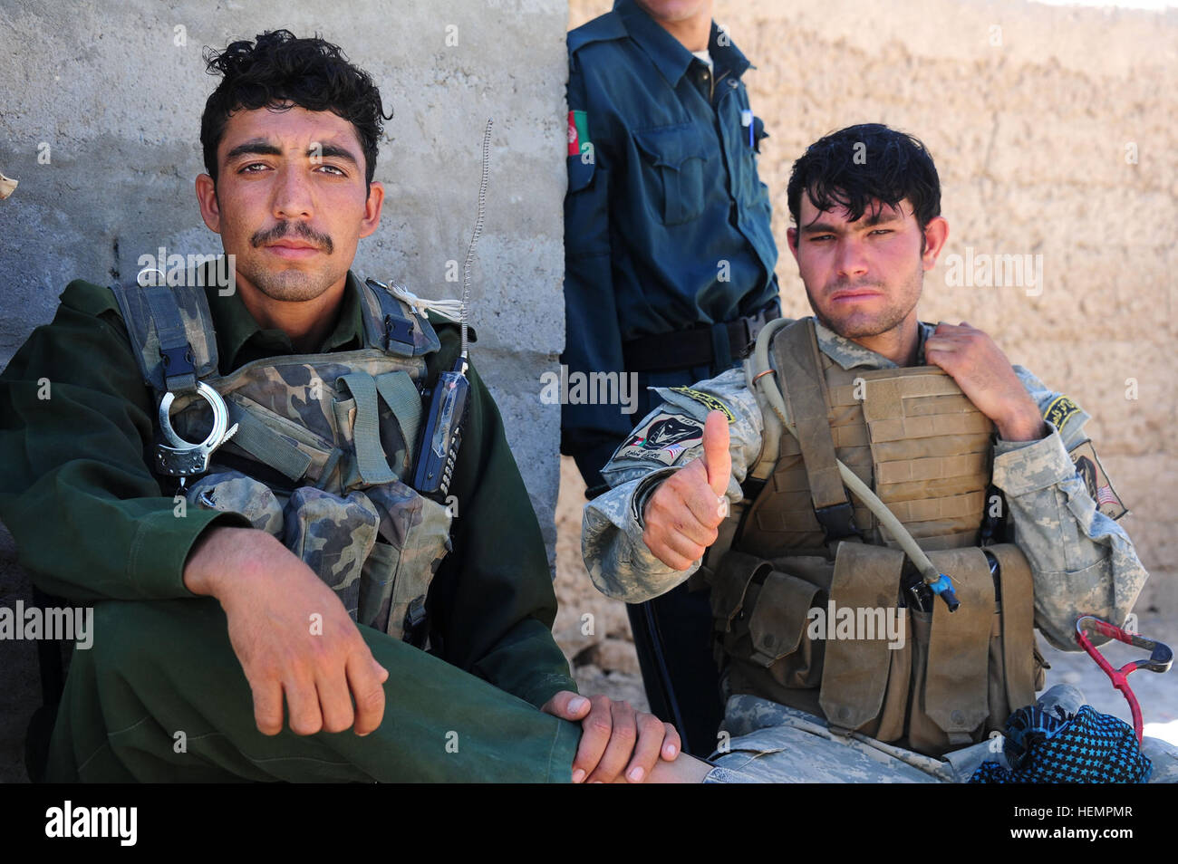 Si tratta di afghani poliziotti locali da Char Chineh distretto, provincia di Uruzgan. Uruzgan le forze di sicurezza di respingere gli attacchi 130909-A-CM658-498 Foto Stock