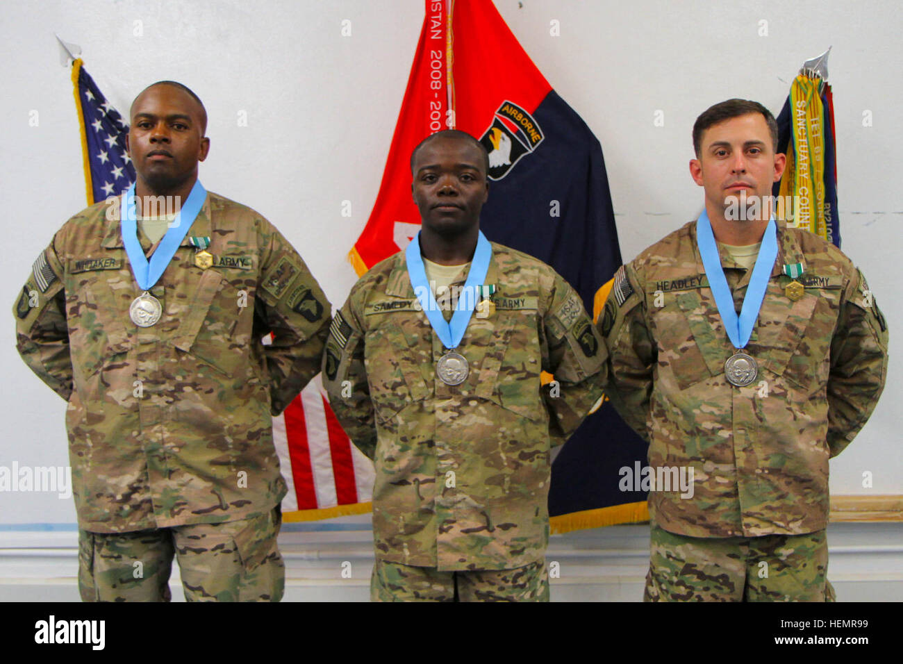 (Da sinistra) U.S. Army Sgt. 1. Classe Danielle A. Whitaker, Sgt. 1. Classe Tcherry Samedy e Sgt. 1. Classe Spencer A. Headley, tutti con la quarta brigata Team di combattimento, 101st Airborne Division, sono stati indotti nel sergente Audie Murphy Club durante una cerimonia, Sett. 17, 2013, a inoltrare una base operativa Salerno, Afghanistan. (U.S. Esercito foto di Sgt. Justin A. Moeller, quarta brigata Team di combattimento per Affari pubblici) Sergente Audie Murphy cerimonia di premiazione 130917-A-DQ133-124 Foto Stock