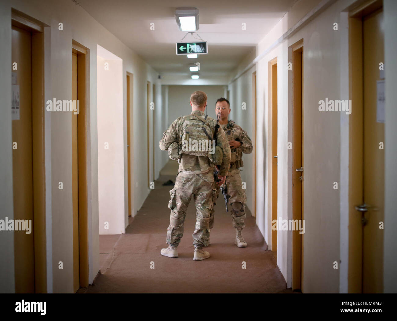 Sgt. Jeffrey Nelan, anteriore e Staff Sgt. Ian Tashima, retro del 184forza di sicurezza del Team di Assistenza, discutere di sicurezza durante un innesto di leadership presso la Afghan uniforme della sede della polizia nella provincia di Uruzgan, Afghanistan, Sett. 25, 2013. (U.S. Foto dell'esercito da Cpl. Harold Flynn), l'impegno della dirigenza sicurezza 130925-A-XQ077-447 Foto Stock