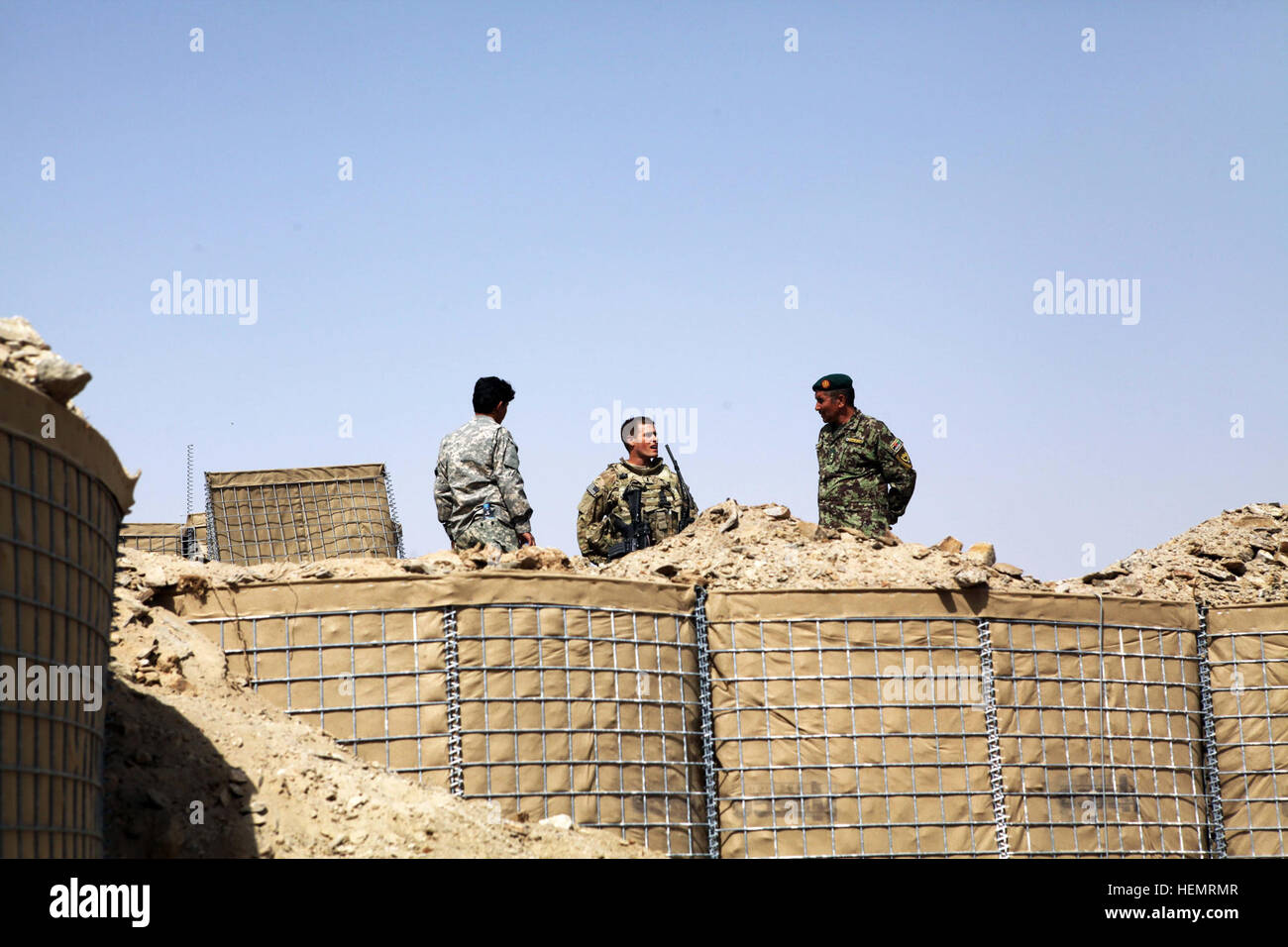 I soldati dell'esercito nazionale afghano costruiscono posti di osservazione fortificati nella città di Herat, provincia di Herat, Afghanistan, il 26 settembre 2013, maggiore sicurezza nei pressi del Consolato degli Stati Uniti. Foto Stock