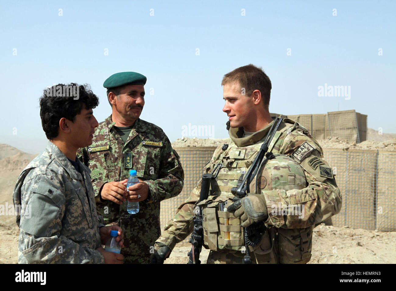 L'esercito nazionale afghano costruisce posti di osservazione fortificati vicino al consolato degli Stati Uniti a Herat City, Afghanistan, con ingegneri dell'esercito americano che supervisionano la costruzione e la preparazione operativa per la sicurezza e la sorveglianza. Foto Stock