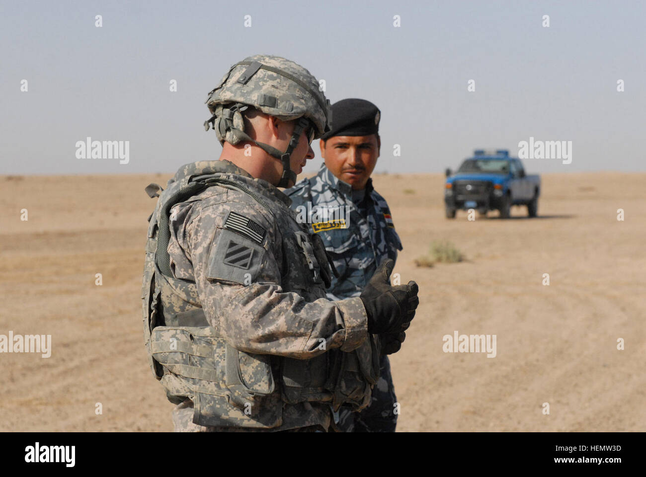 Il personale Sgt. Brendan Carey (sinistra), con l'442nd Polizia Militare Company, 4a consigliare e assistere brigata, terza divisione di fanteria, Stati Uniti Division-Center, consiglia un iracheno funzionario di polizia sulla guida evasiva tattiche, Ott. 30, durante una classe nella provincia di Anbar, Iraq. (U.S. Foto dell'esercito da Staff Sgt. Tanya Thomas) dietro la ruota, USD-C soldati insegnare la polizia irachena di guida difensiva 337636 Foto Stock