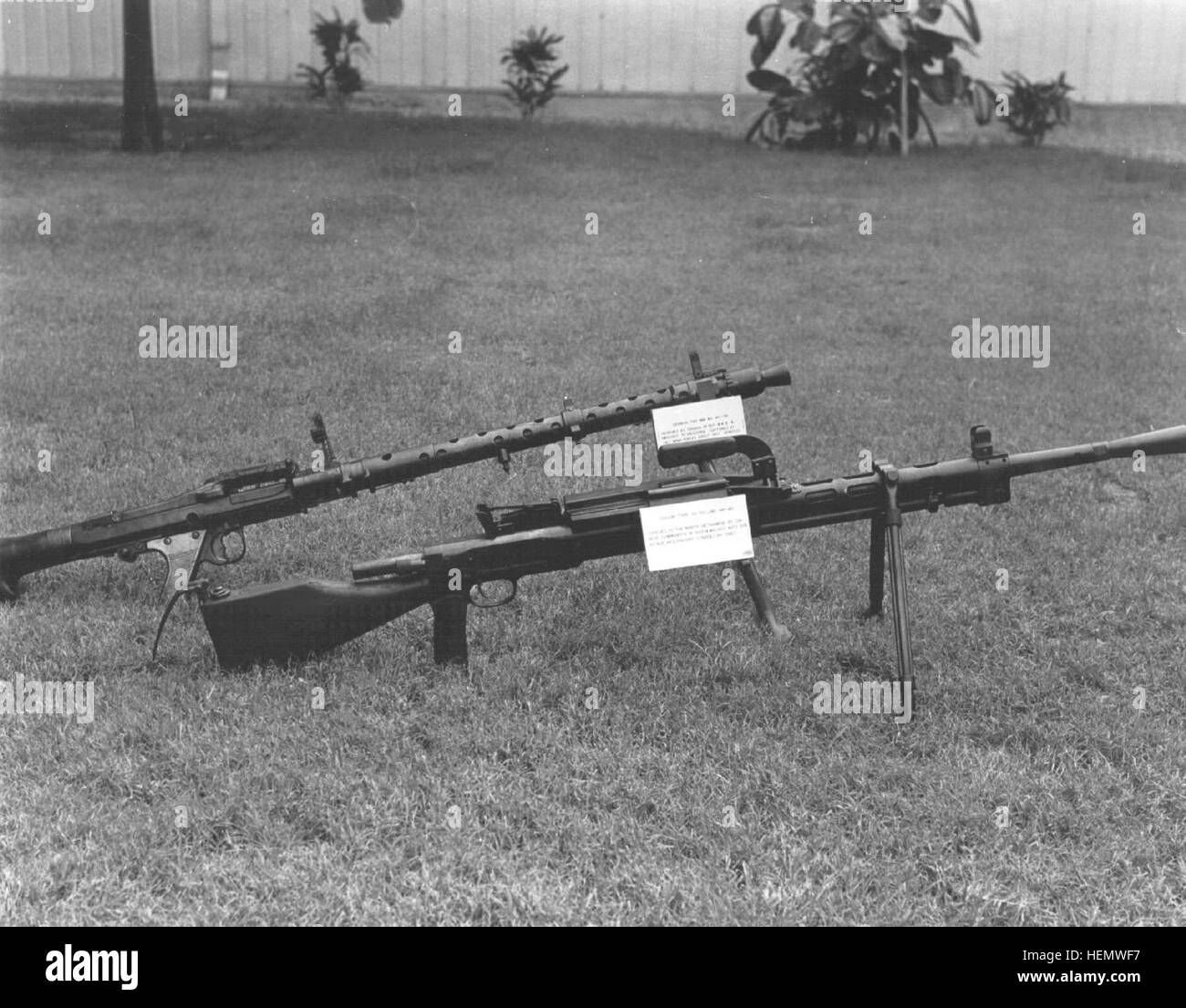 NVA MG 34 e RP-46 pistole di macchina Foto Stock NVA MG 34 e RP-46 pistole di macchina Foto Stock