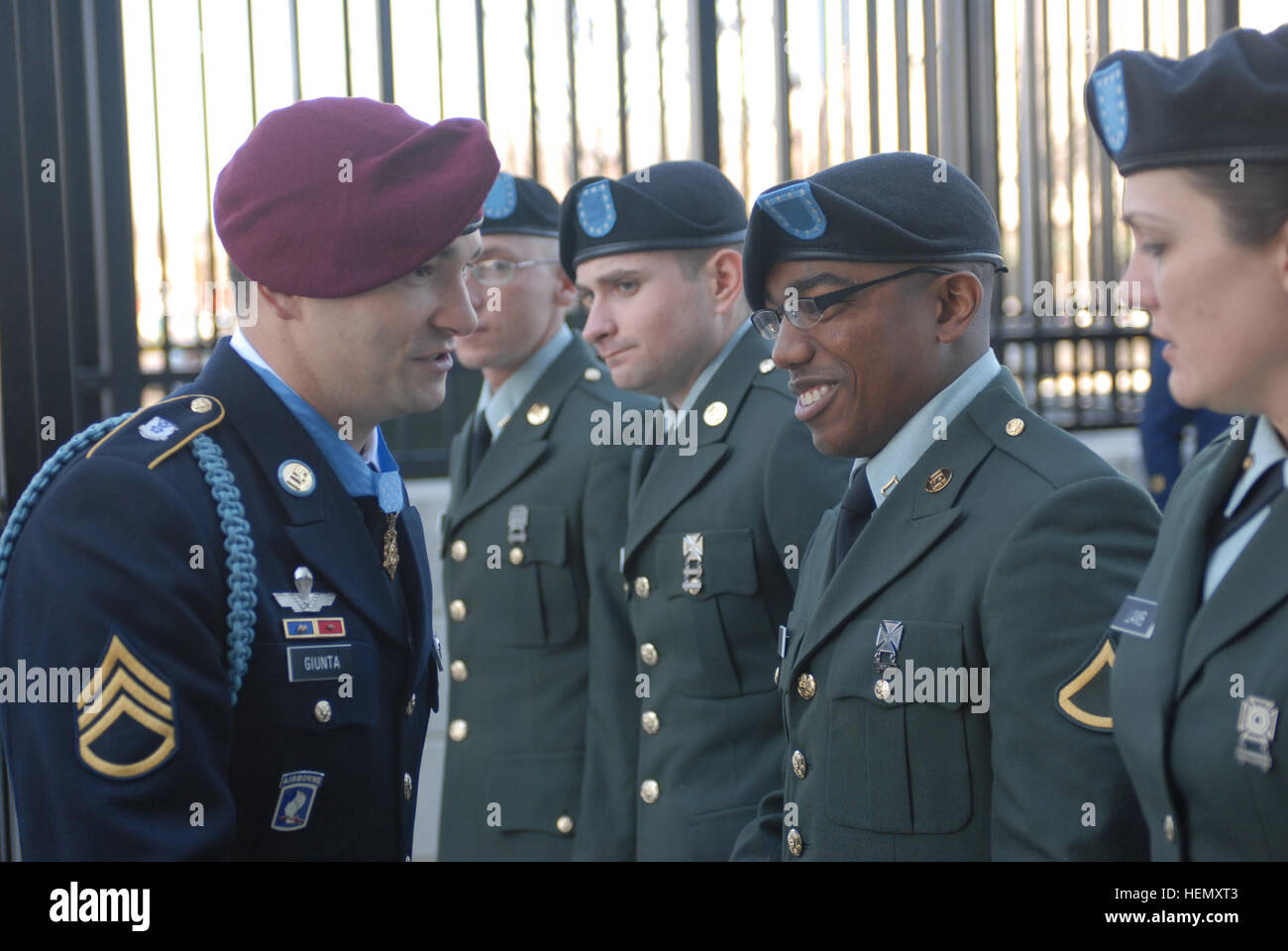 Medaglia d'onore personale destinatario Sgt. Salvatore Giunta colloqui con US Army AIT studenti da Ft. Meade MD al di fuori di Meadowlands Stadium di East Rutherford, NJ 21 novembre 2010. Giunta veniva onorato come parte della New York getti apprezzamento militare giorno. Foto di PFC. Jeremy Bratt, forza comune sede, NY (rilasciato) Medal of Honor destinatario onorato a getti 342208 di gioco Foto Stock