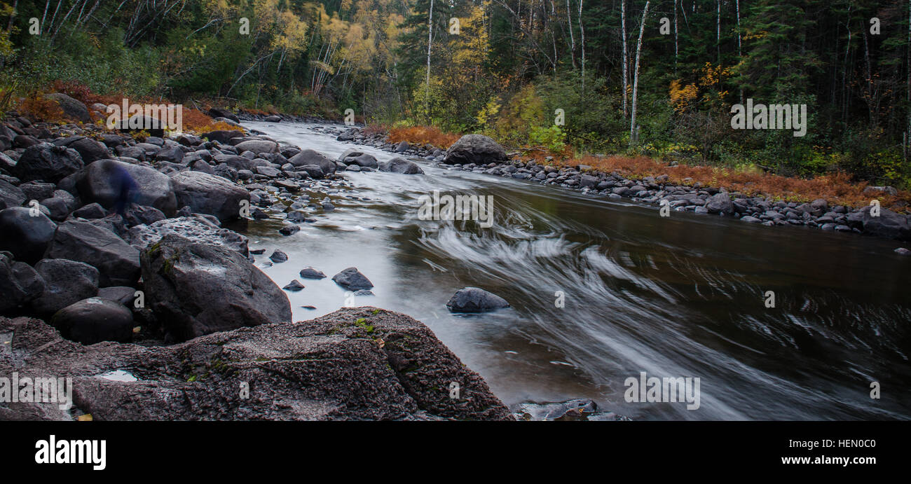 Acqua corrente colori autunnali Duluth MN Foto Stock