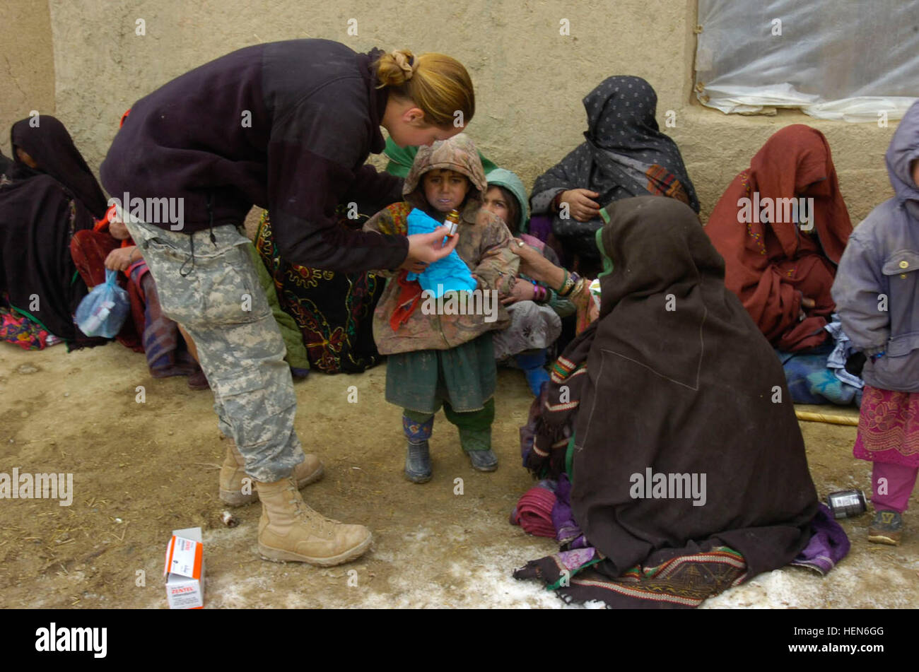 Spc. Beverly S. McDaniel, combattere medic, la società C, 782nd brigata battaglione di supporto, quarta brigata Team di combattimento, ottantaduesima Airborne Division, dà un giovane bambino medicina per prevenire i vermi, Gen. 13, presso una clinica nel distretto di Nawa, provincia di Ghazni, Afghanistan. Ghazni PRT offre cure mediche e abbigliamento invernale di Nawa distretto 74208 Foto Stock