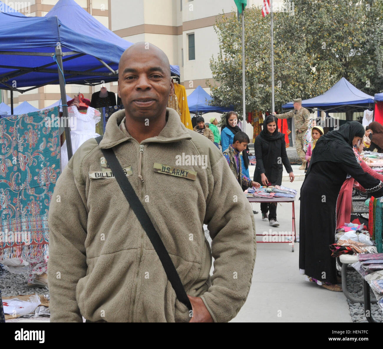 Il personale Sgt. Roderick A. Billings, nativo di El Dorado, arca. 1° Theatre Supporto comando, passeggiate attraverso la platea delle donne afghane's Bazaar, nuovo composto di Kabul, Afghanistan, Ottobre 23, 2013. Le donne afghane e i bambini venuti a NKC a vendere homespun artigianato e altro ancora. Il bazar è una opportunità per le donne e i bambini per aiutare a sostenere le loro famiglie attraverso la vendita di souvenir afghano. (U.S. Foto dell'esercito da Sgt. 1. Classe Timoteo Prato, 1° Theatre supporto comando degli affari pubblici/RILASCIATO) Chitter-chatter di giovani I bambini riempiono l'aria come nuovo composto di Kabul, le donne afgane%%%%%%%%E2%%% Foto Stock