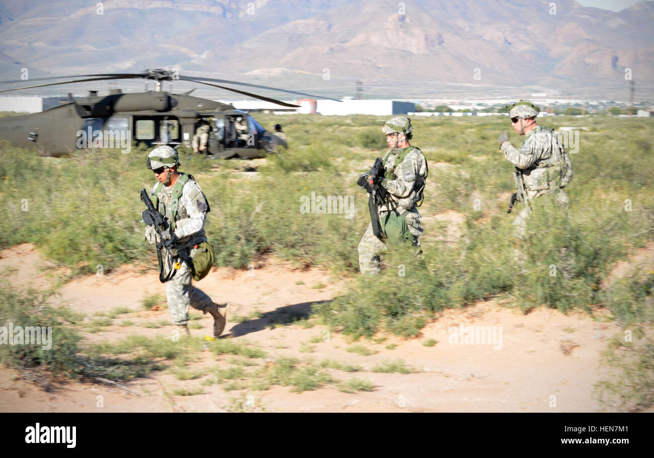 I soldati in Comanche truppa, 1° Stormo, 1° reggimento di cavalleria, vigili del 2°, 1° Divisione Corazzate, spostarsi in una UH-60 Black Hawk elicottero per condurre aria-terra di integrazione della formazione a Fort Bliss, Texas, Ottobre 27, 2013. Comanche truppa è stata la formazione a sostegno di 2/1 Annuncio della partecipazione di integrazione di rete valutazione 14.1. (U.S. Foto dell'esercito da Staff Sgt. Kulani J. Lakanaria) 1-1CAV, 2-1annuncio conduce a freddo la formazione di carico 131027-A-UW671-036 Foto Stock