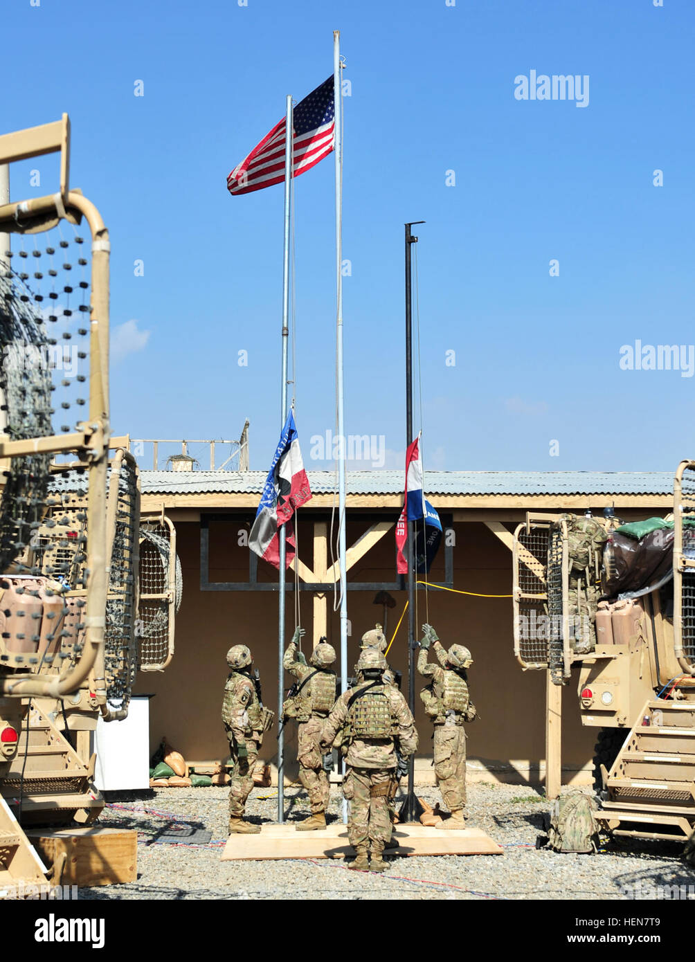 I soldati del 2nd Battalion, 506th Infantry Regiment, 4th Brigade Combat Team, 101st Airborne Division (Air Assault) abbassarono i colori del reggimento e la bandiera degli Stati Uniti come Forward Operating base Salerno fu trasferito alle forze di sicurezza Nazionale afghane, dimostrando una maggiore capacità ANSF e una maggiore sicurezza nella provincia di Khowst, Afghanistan, dopo 10 anni di controllo della coalizione. Foto Stock