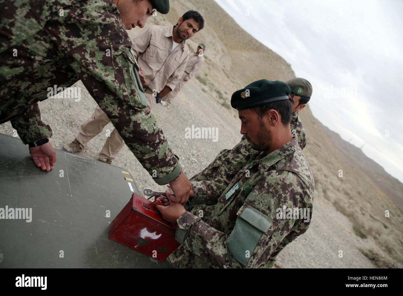 Un esercito nazionale afghano soldato riceve un kit di secondaria di esplosivi ad alto potenziale nel corso di un esercizio di formazione presso la gamma di demolizione in avanti su una base operativa di gamberi, Laghman provincia, nov. 5, 2013. La gamma di demolizione è la ANA il sito per un esplosivo pericolo corso di riduzione. (U.S. Esercito foto di Spc. Ryan D. verde/RILASCIATO) soldati afgani condurre attività di formazione presso gli esplosivi riduzione del pericolo corso 131105-A-YW808-042 Foto Stock