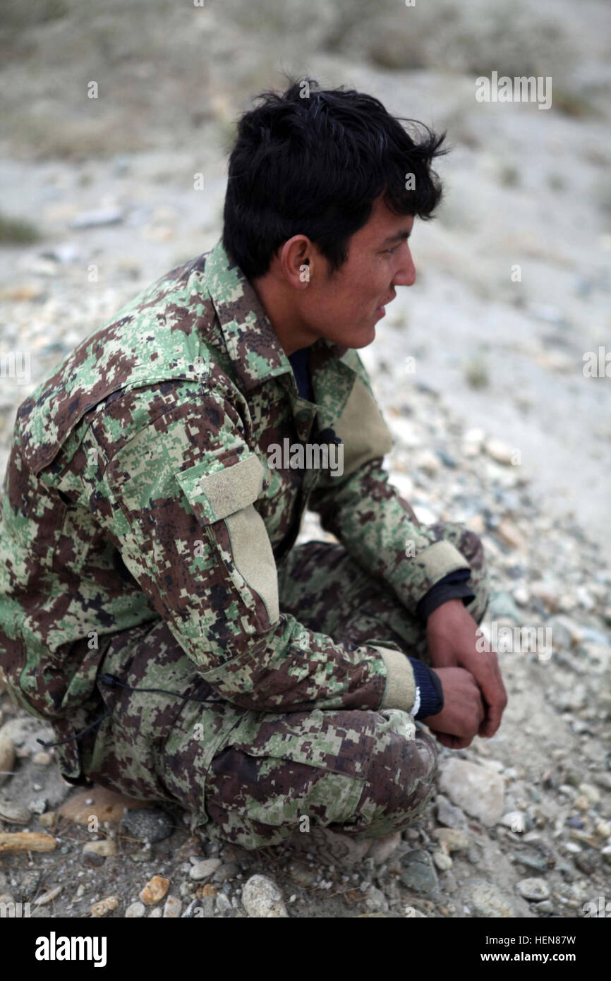 Un esercito nazionale afghano soldato con la 201st Corps viene intervistato presso la gamma di demolizione in avanti su una base operativa di gamberi, Laghman provincia, nov. 5, 2013. La gamma di demolizione è il sito per un esplosivo pericolo corso di riduzione per i soldati con la ANA. (U.S. Esercito foto di Spc. Ryan D. verde/RILASCIATO) ANA esplosivi riduzione del pericolo corso 131105-A-YW808-180 Foto Stock